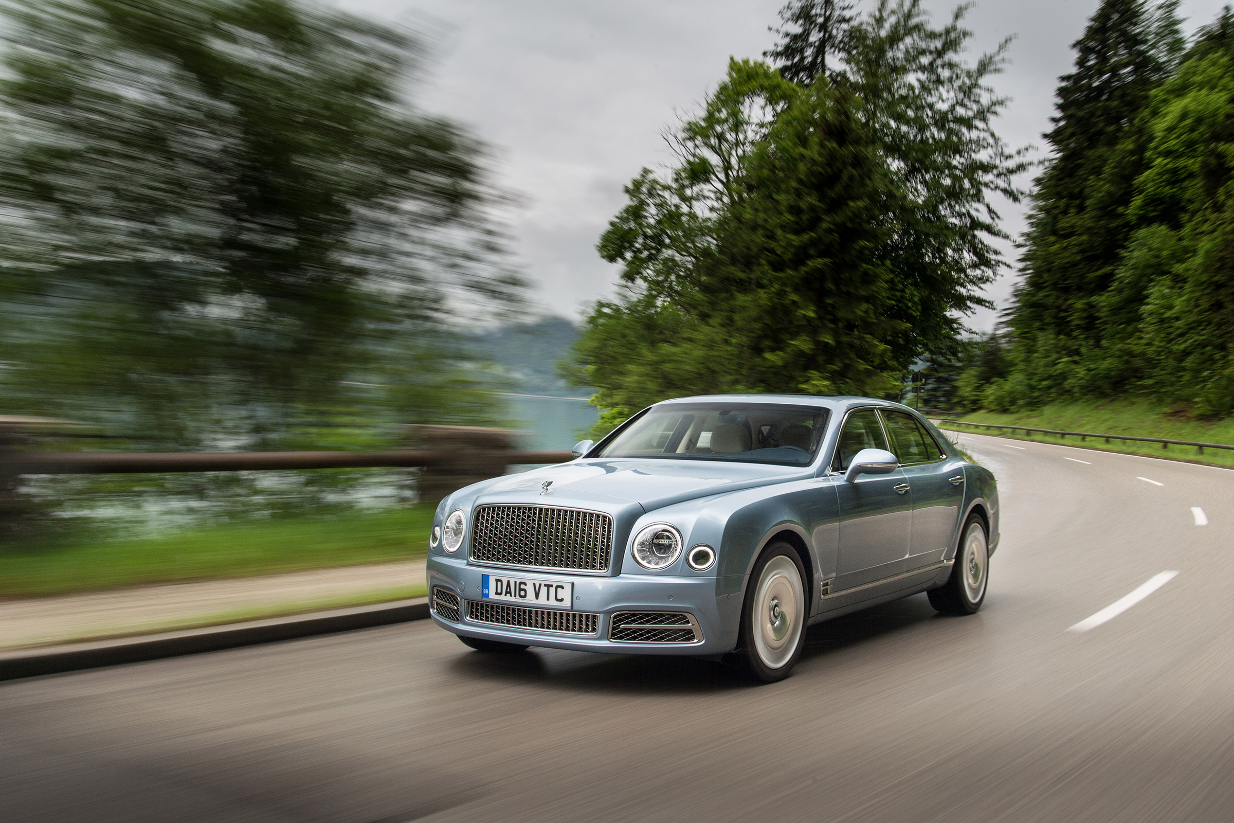 Bentley Mulsanne 2016 - front cornering