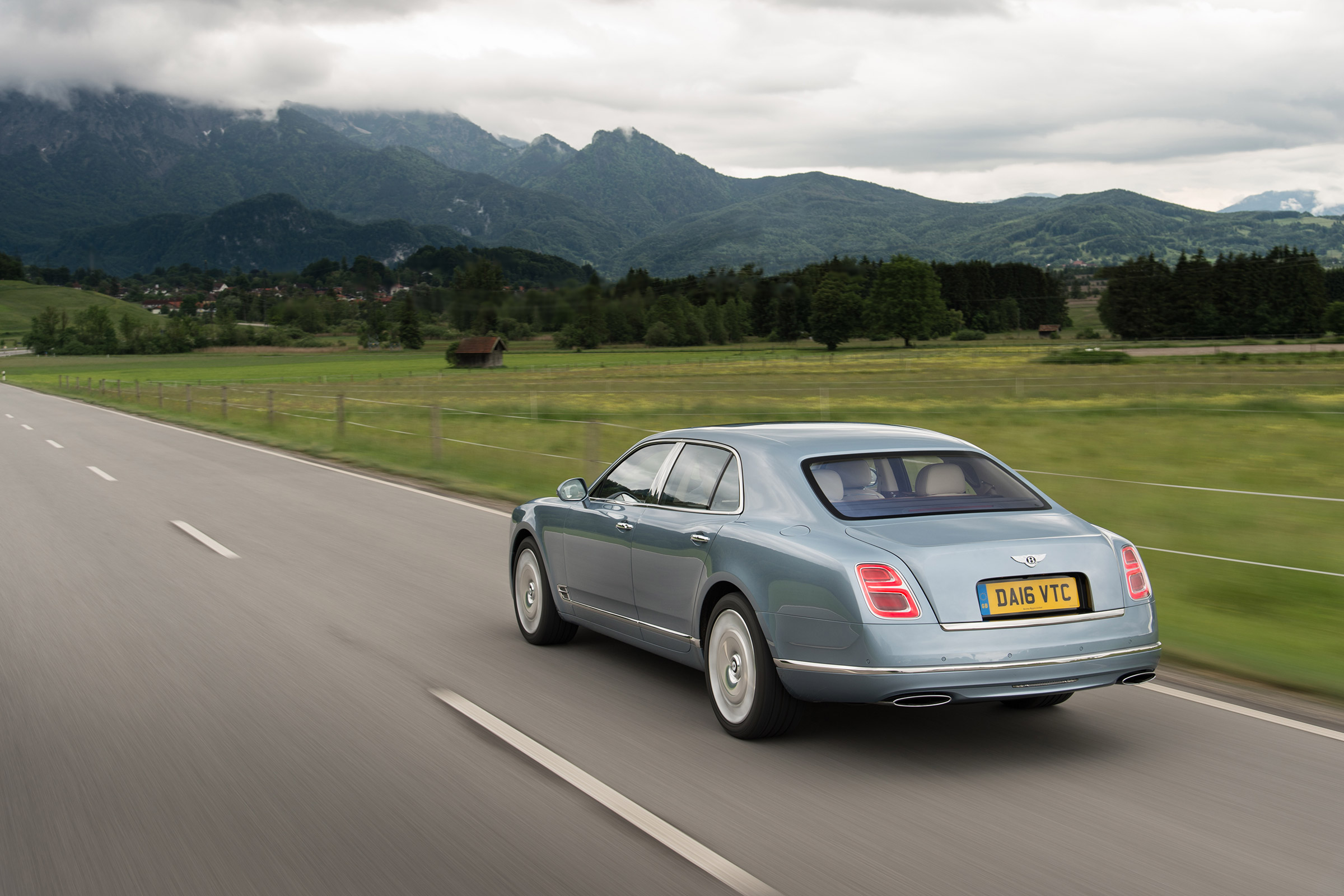 Bentley Mulsanne 2016 - rear tracking