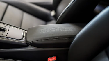 Porsche 911 Endurance Racing Edition - armrest