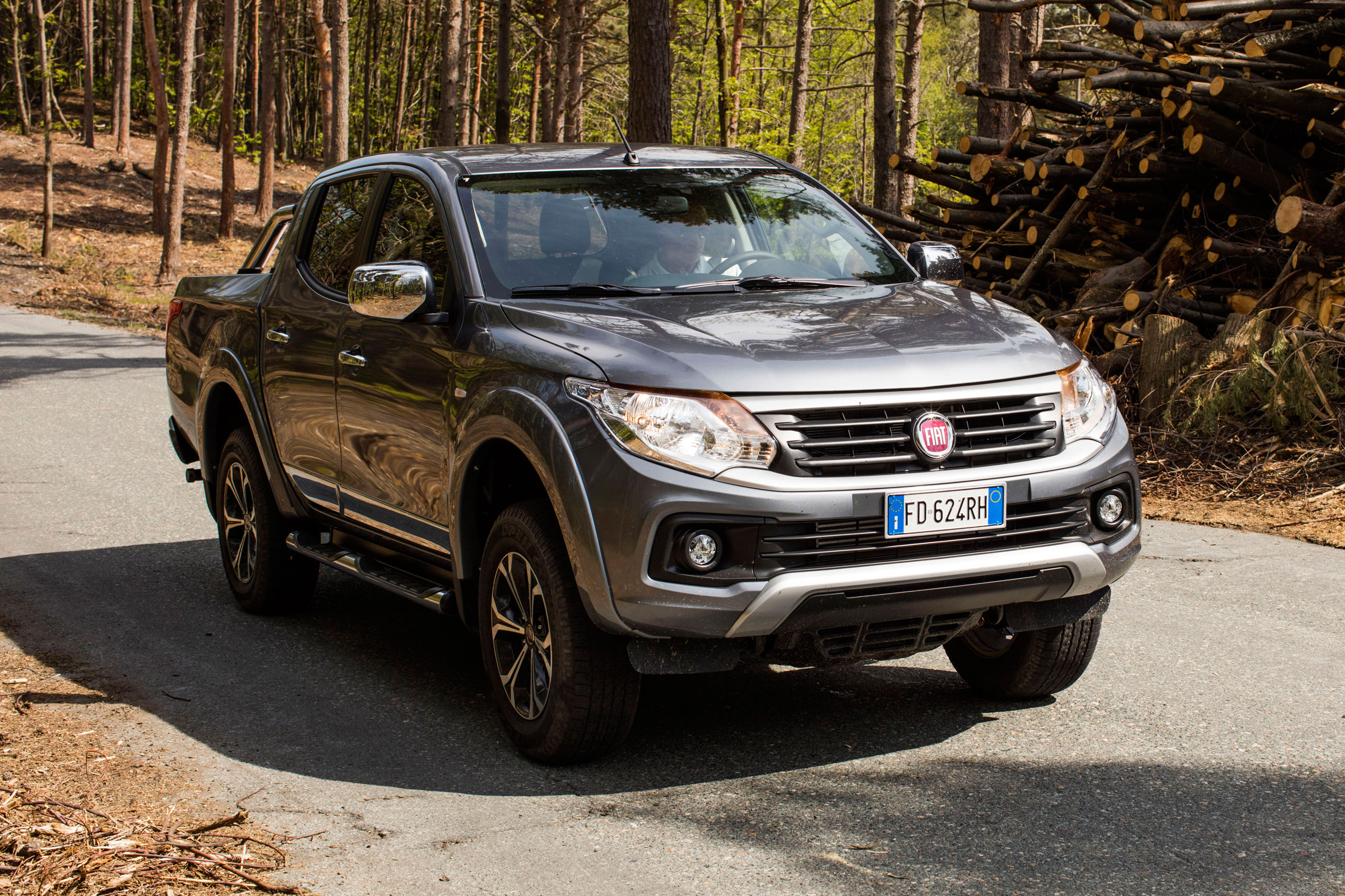 Fiat Fullback pick-up - scene front quarter 2