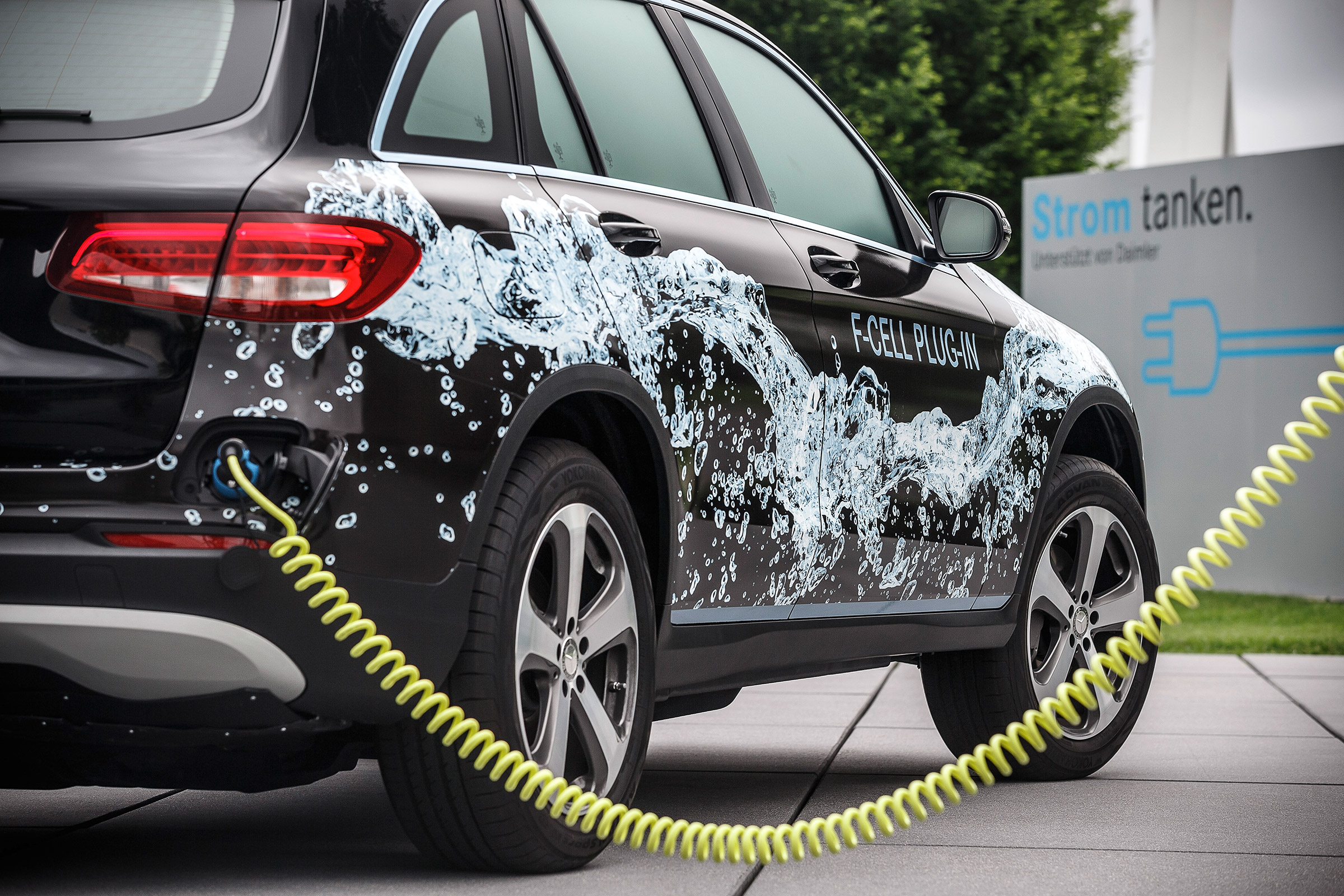 Mercedes GLC F-Cell plug-in - plugged in