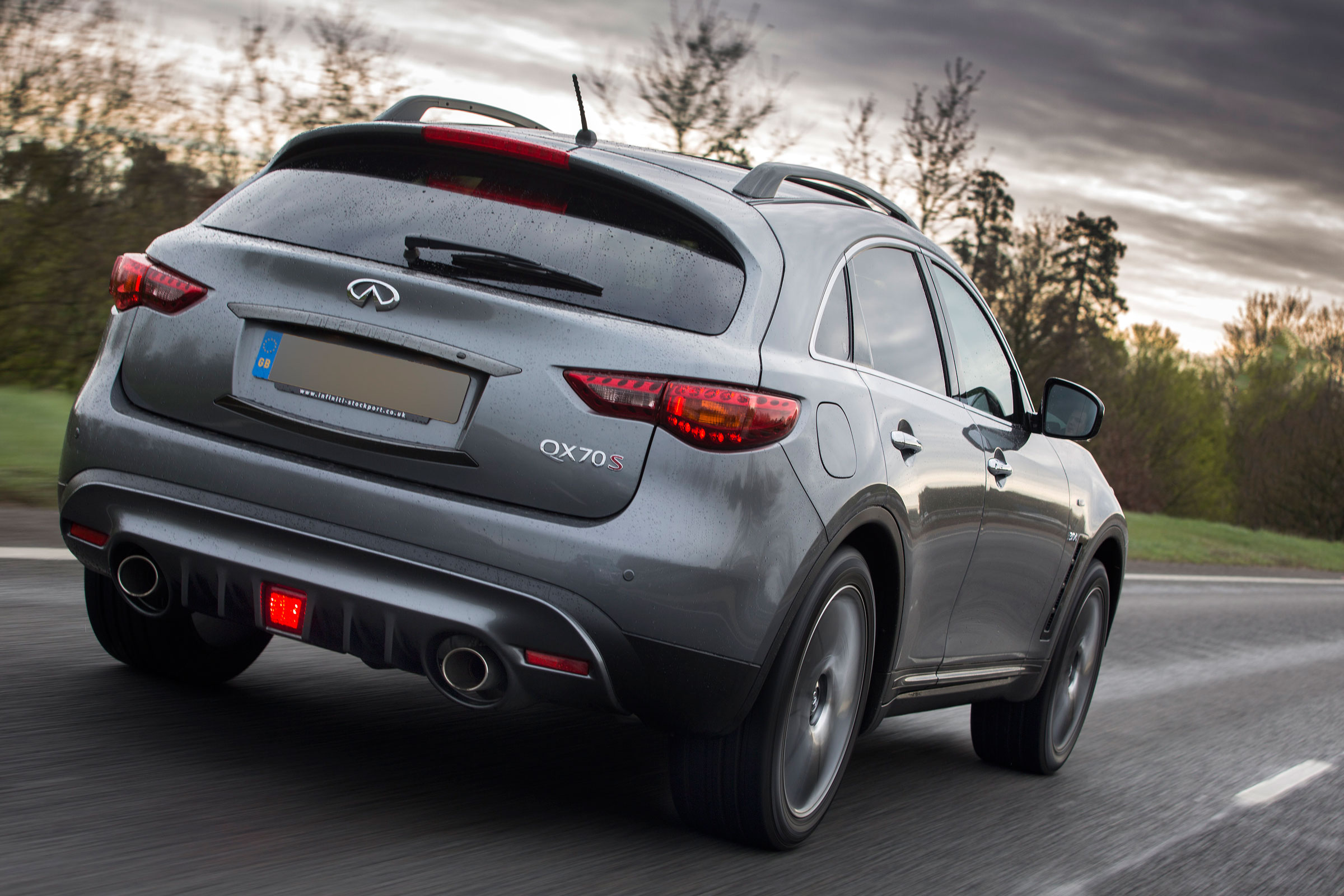 Infiniti QX70 Ultimate - rear tracking