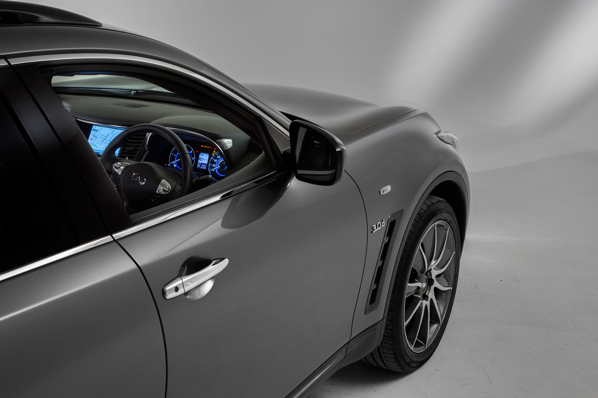 Infiniti QX70 Ultimate - interior look in