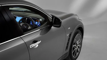 Infiniti QX70 Ultimate - interior look in