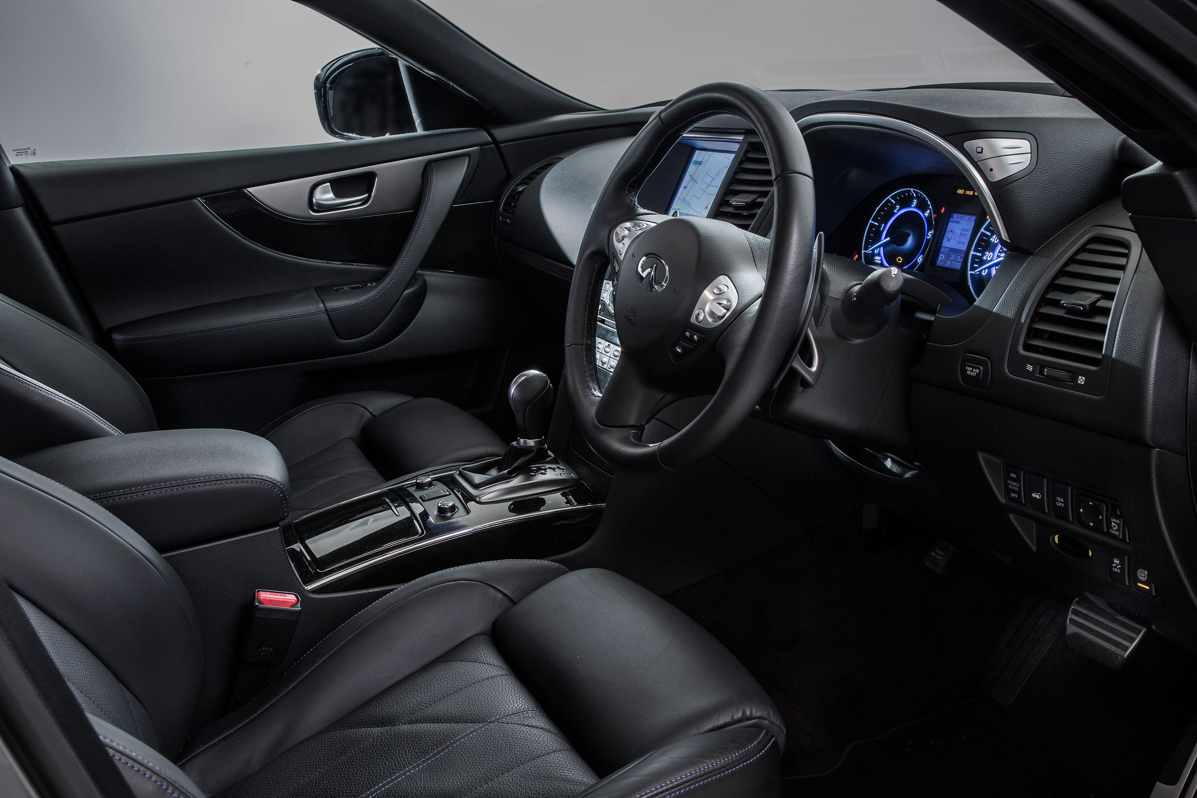 Infiniti QX70 Ultimate - interior