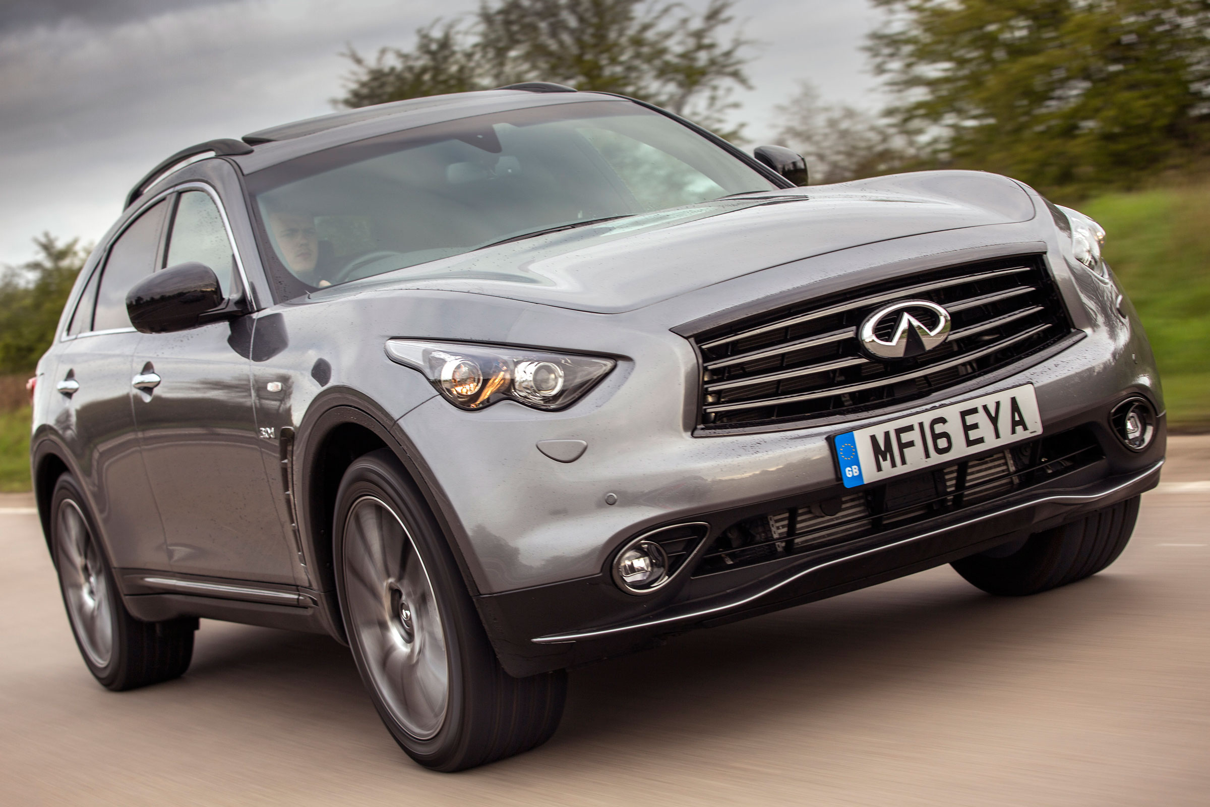 Infiniti QX70 Ultimate - front tracking