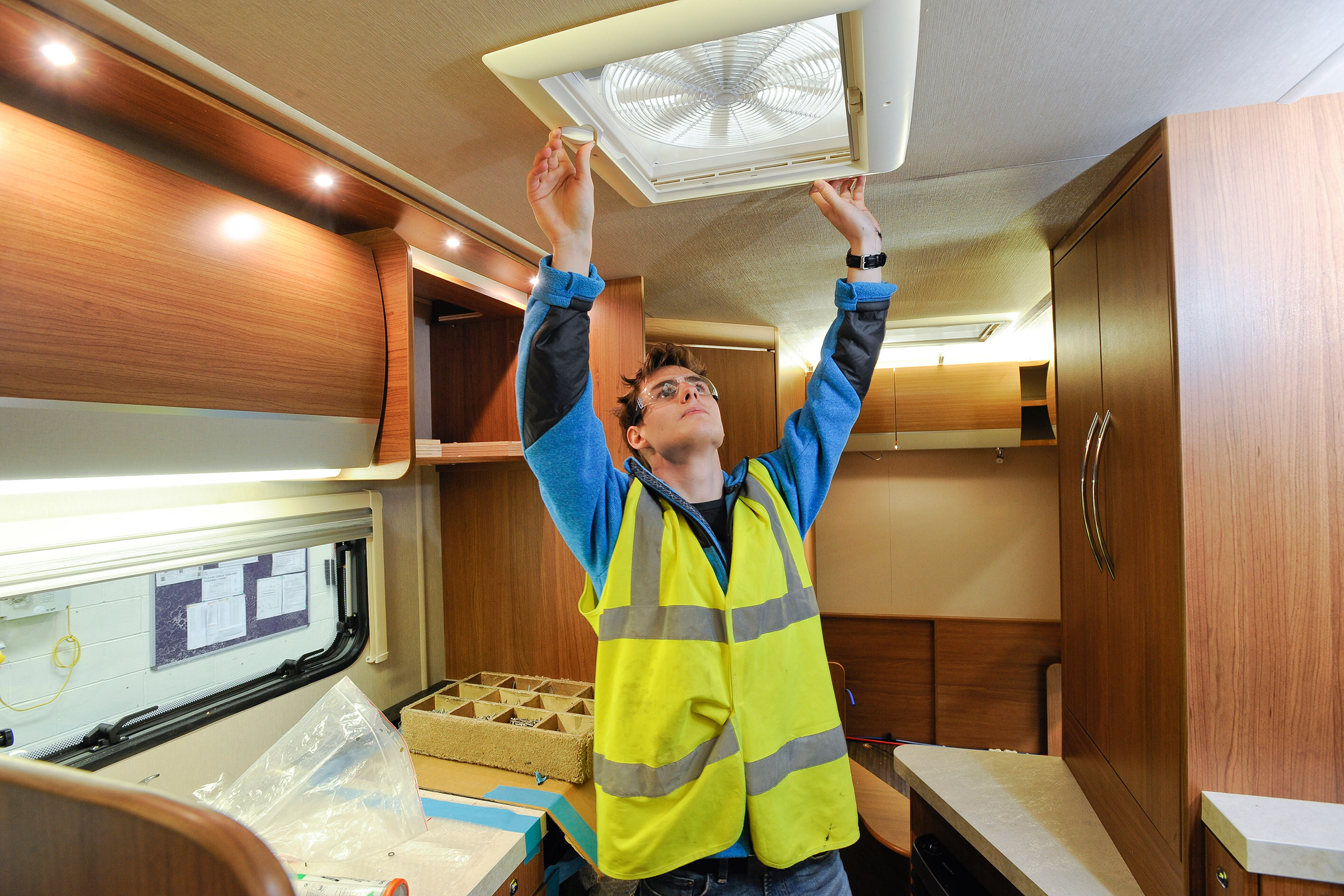 Making a motorhome - Martin fitting roof vent