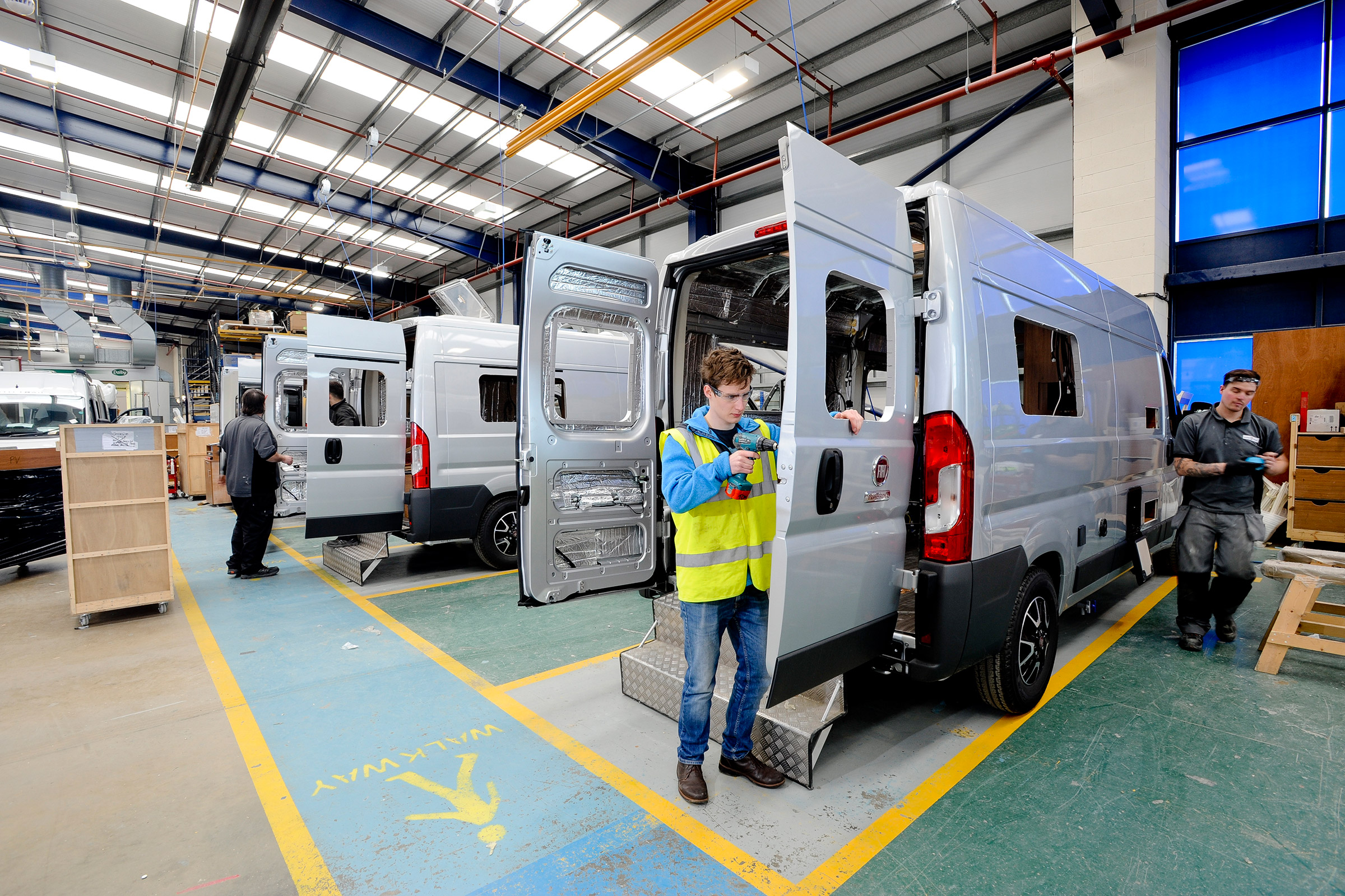 Making a motorhome - Martin fitting doors