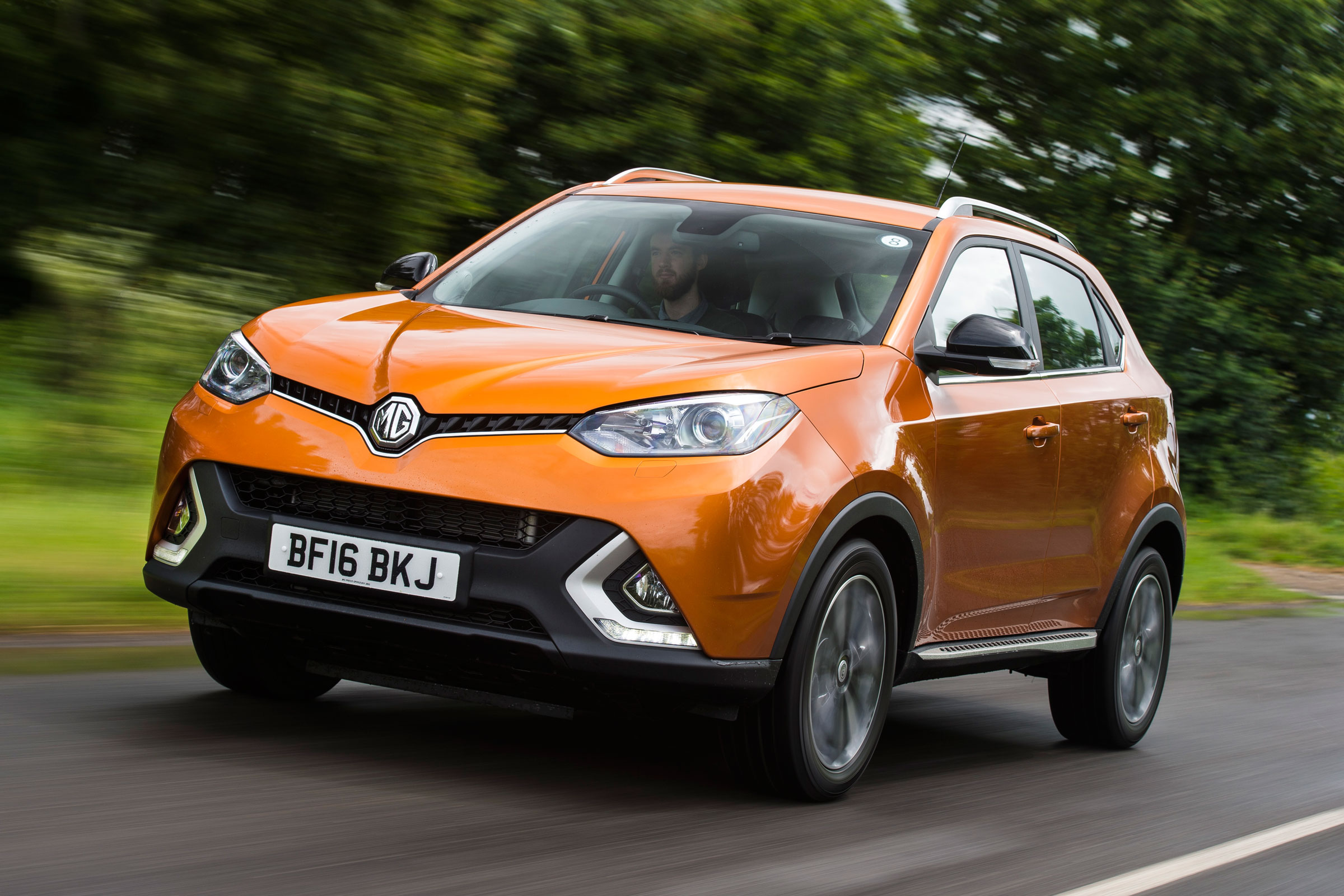 MG GS SUV 2016 - front tracking 2
