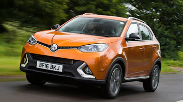 MG GS SUV 2016 - front tracking 2