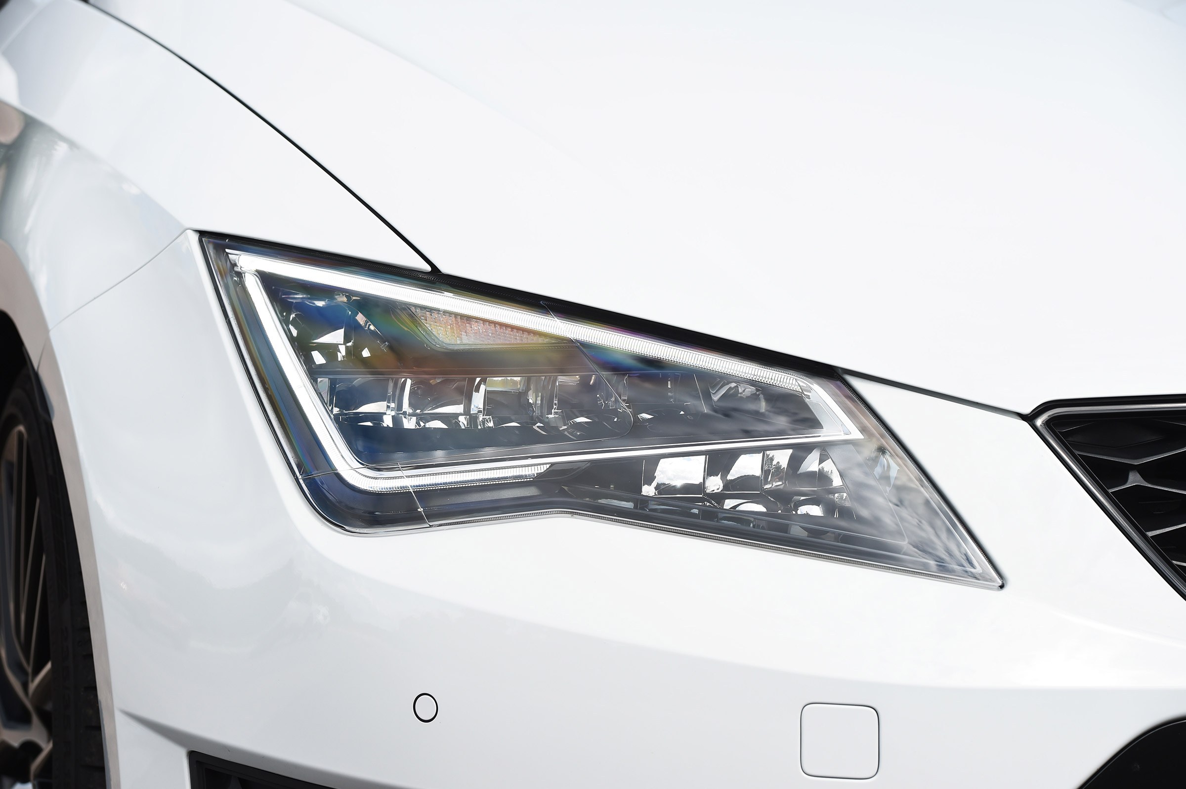 SEAT Leon Cupra ST 290 - front light detail