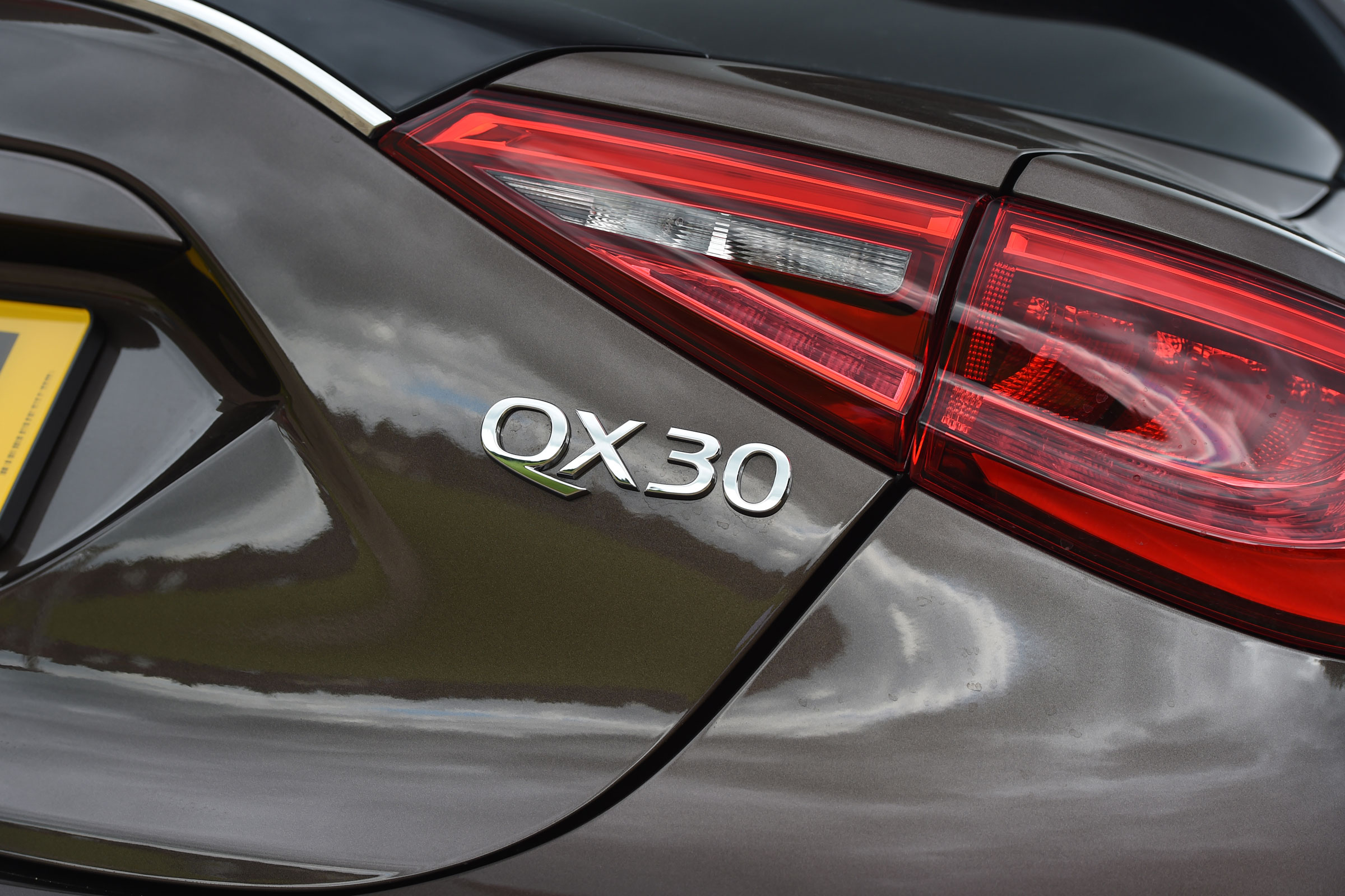 Infiniti QX30 2016 - rear light
