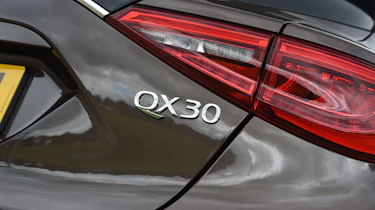 Infiniti QX30 2016 - rear light