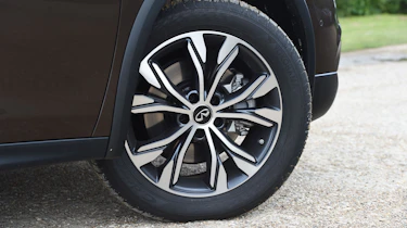 Infiniti QX30 2016 - wheel