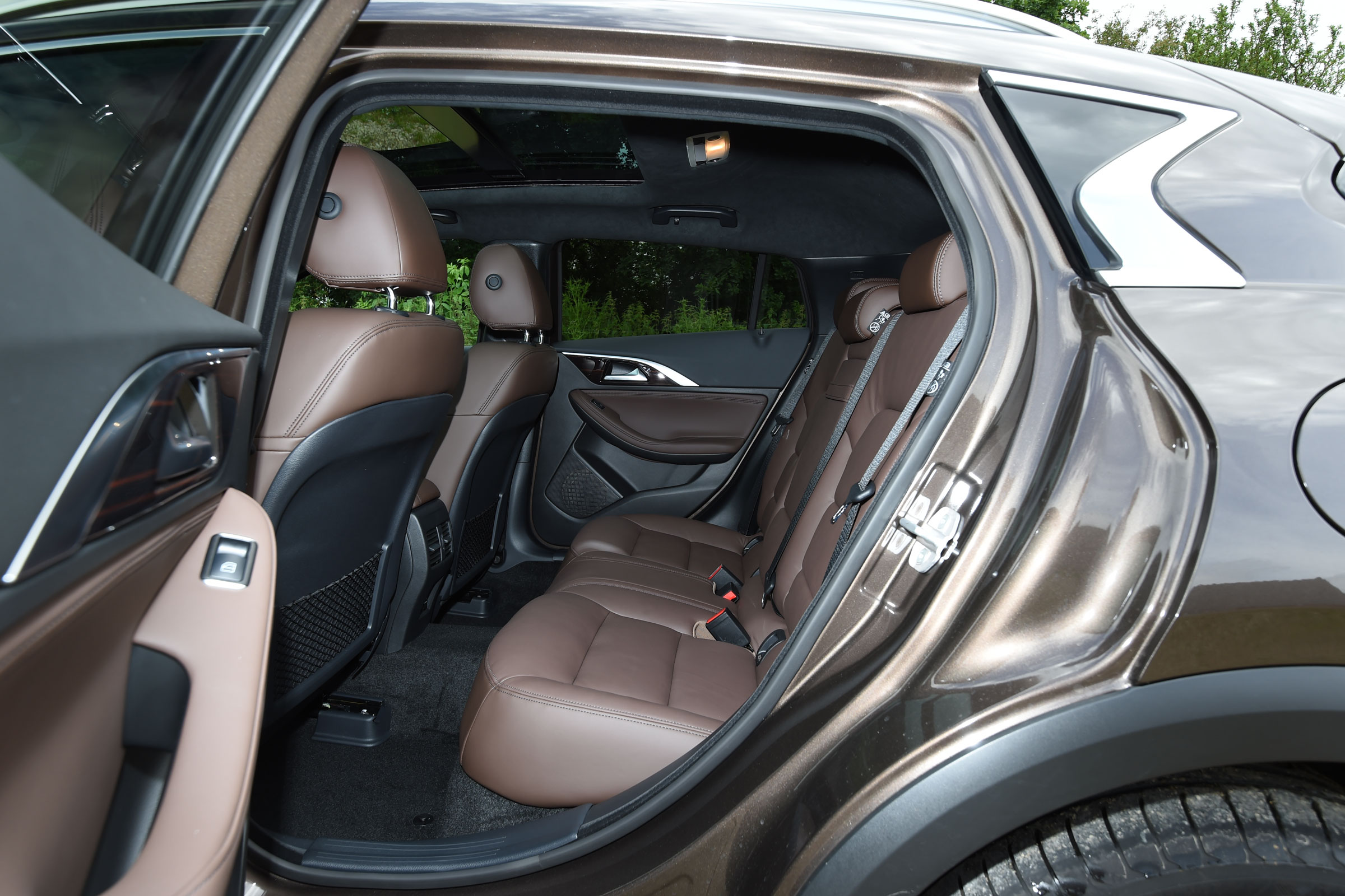Infiniti QX30 2016 - rear seats
