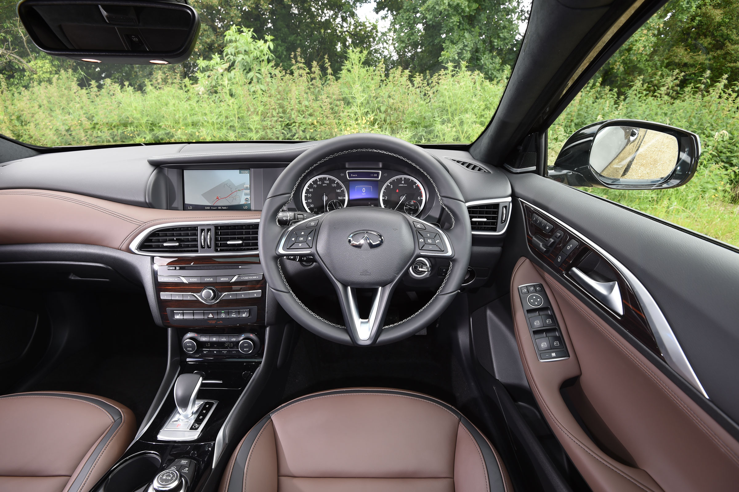 Infiniti QX30 2016 - interior