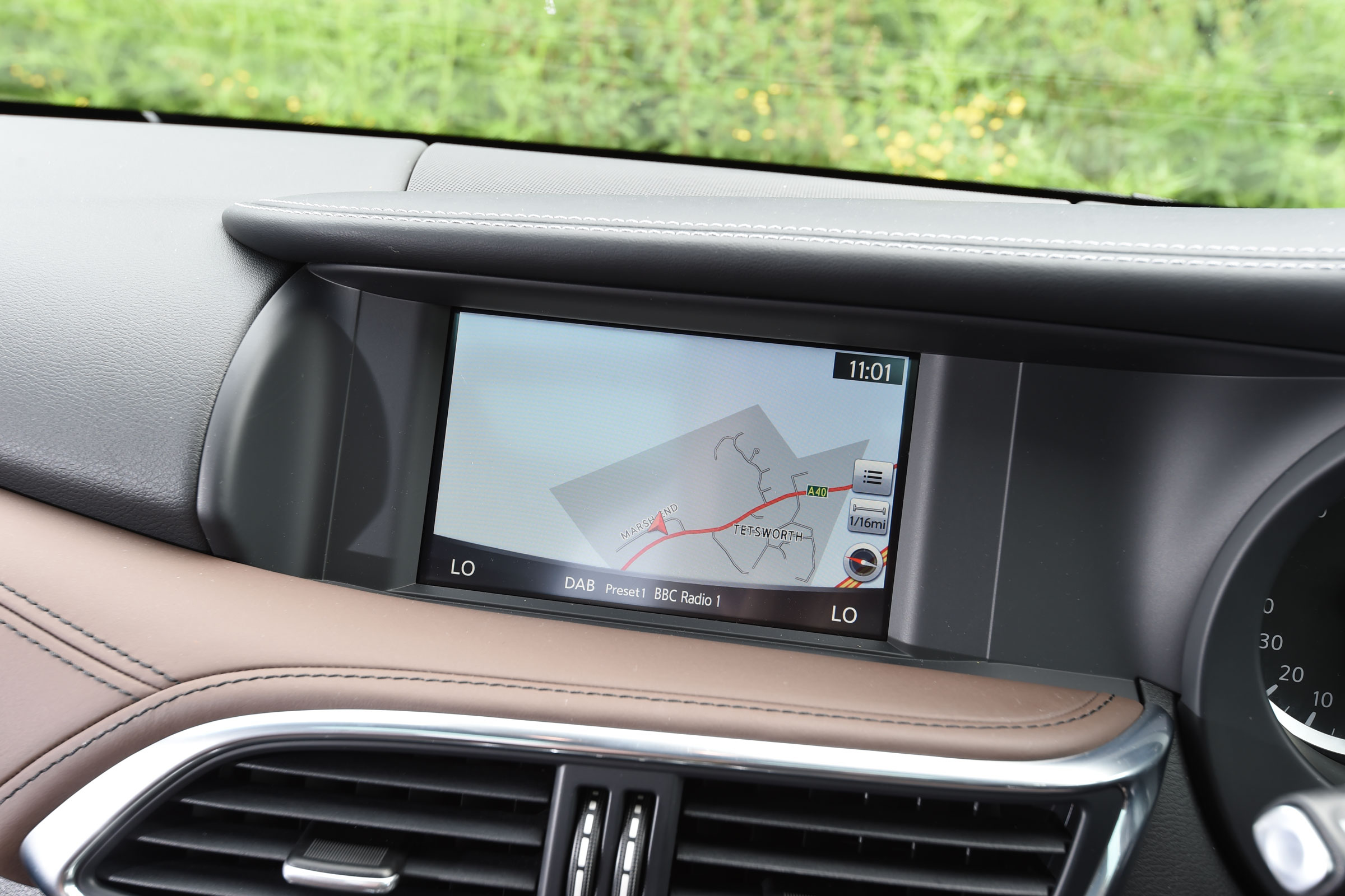Infiniti QX30 2016 - infotainment