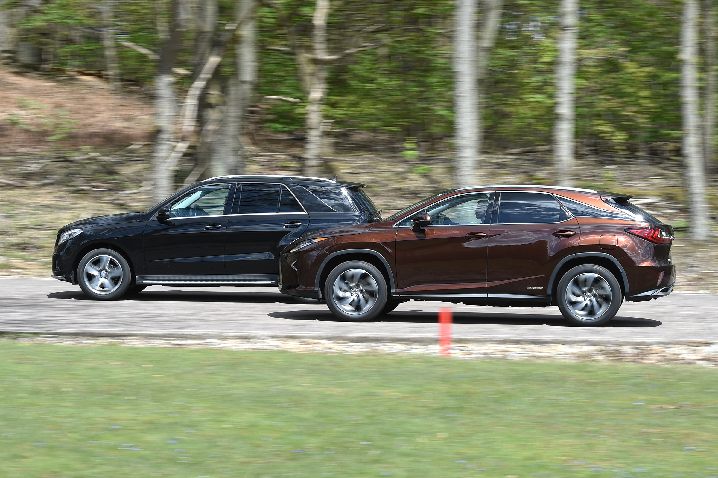 Mercedes GLE vs Lexus RX - action
