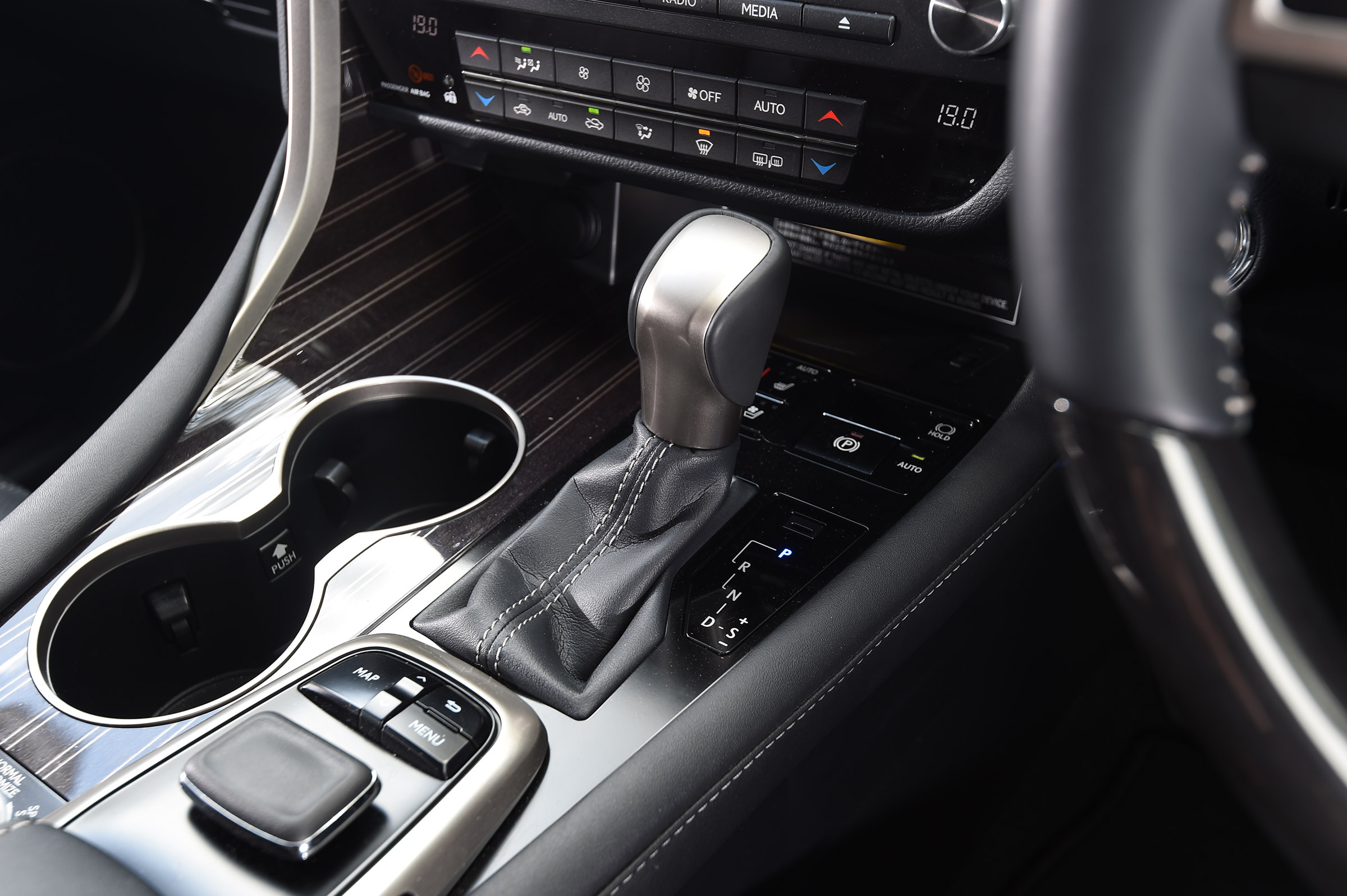 Lexus RX - centre console