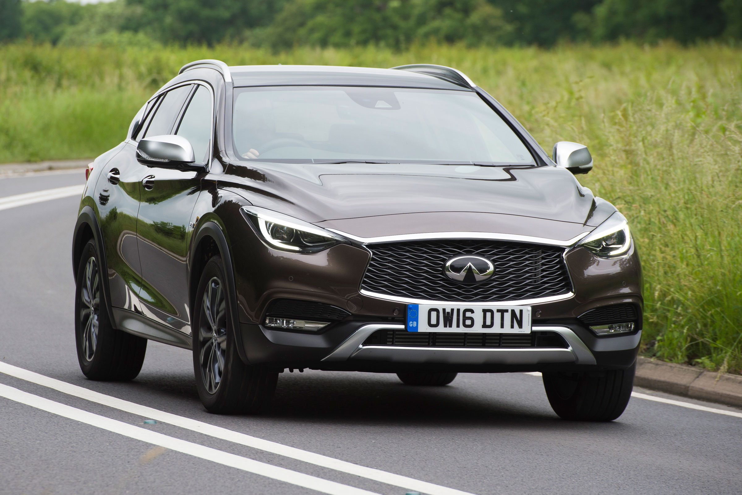 Infiniti QX30 2016 - front cornering