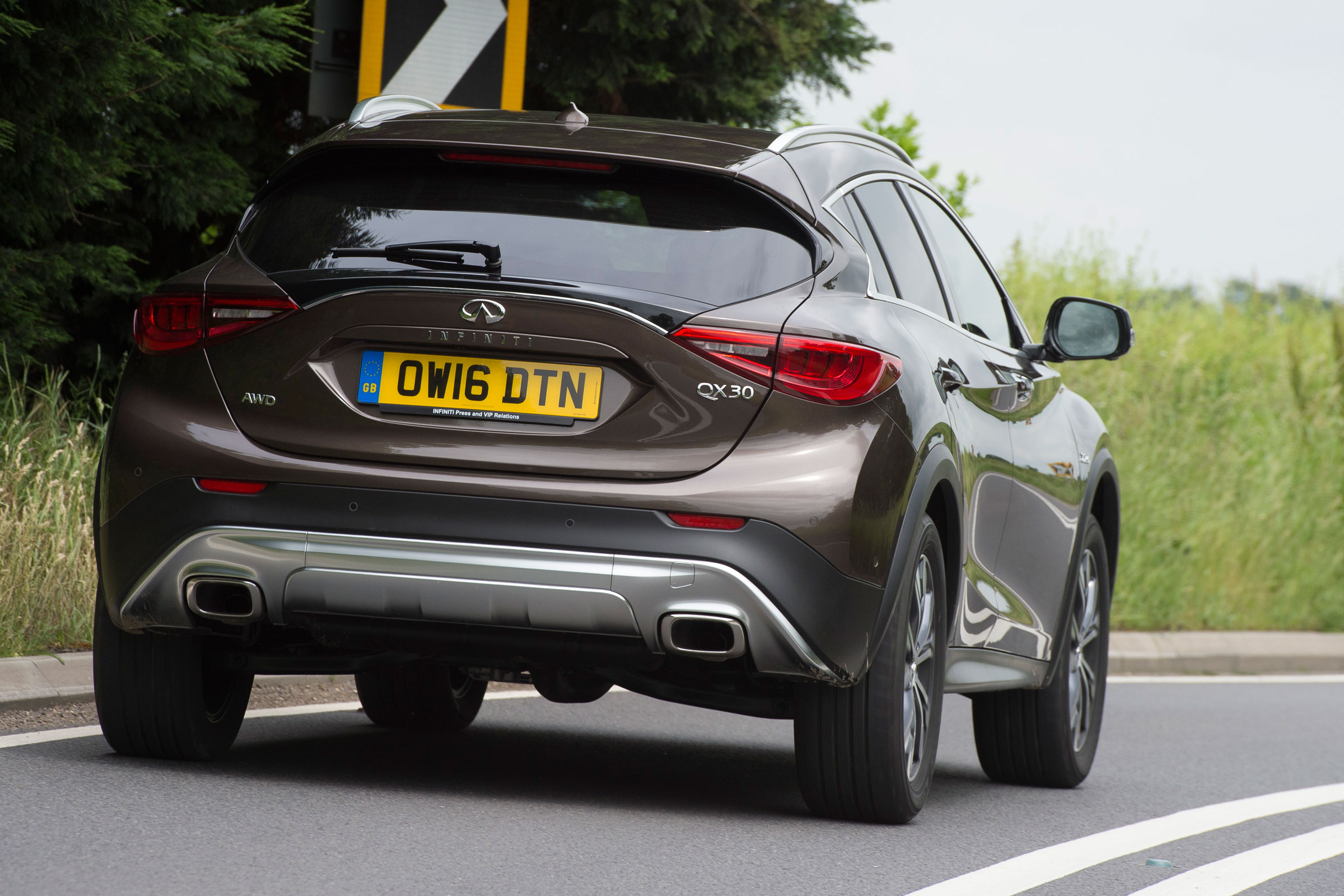 Infiniti QX30 2016 - rear cornering