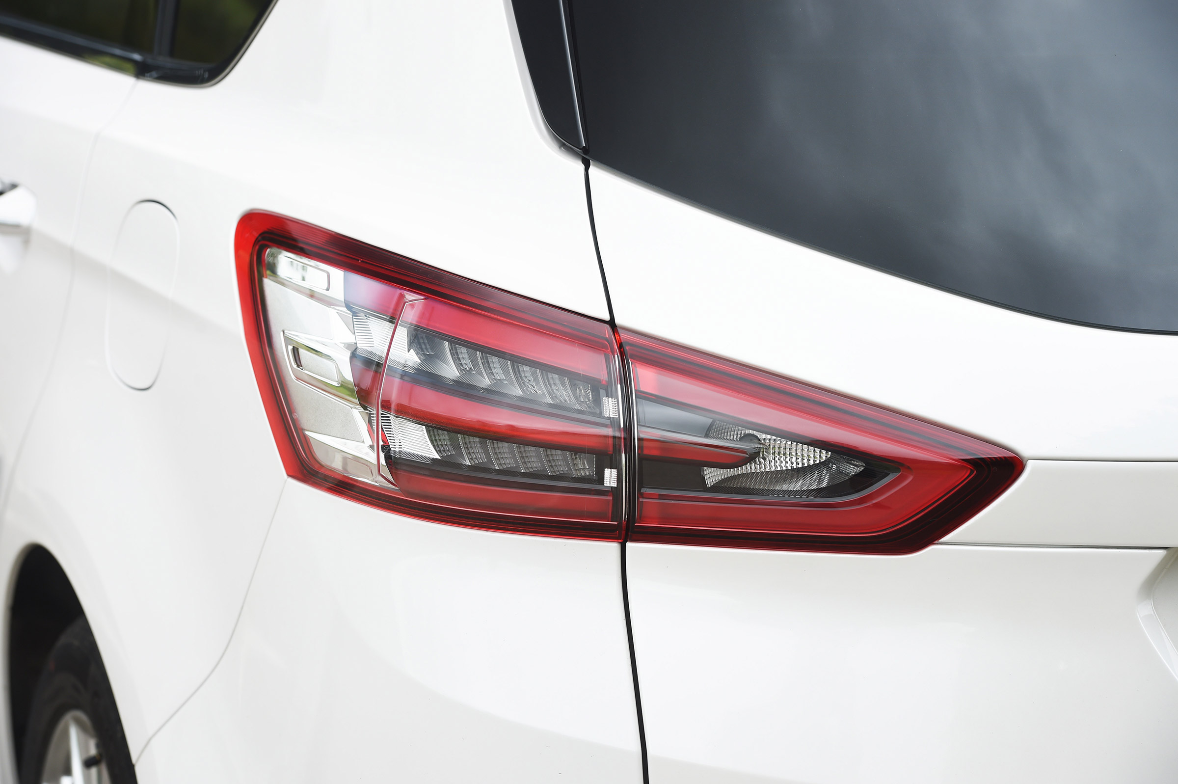 Ford S-MAX Vignale - rear light detail