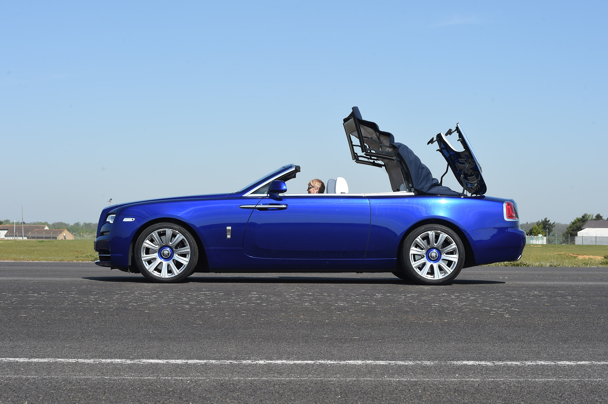 Convertible megatest - Rolls-Royce Dawn - roof