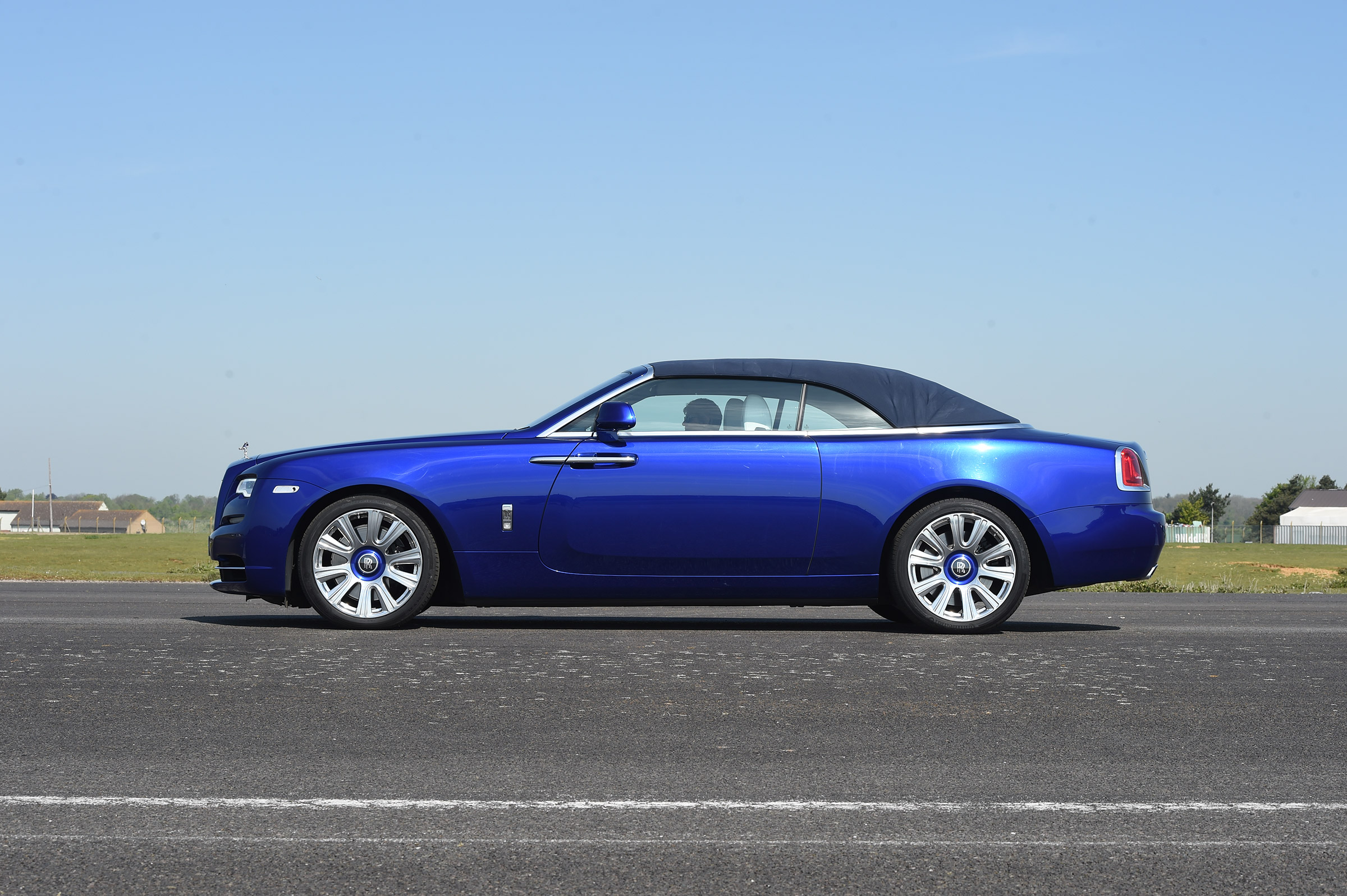 Convertible megatest - Rolls-Royce Dawn - roof