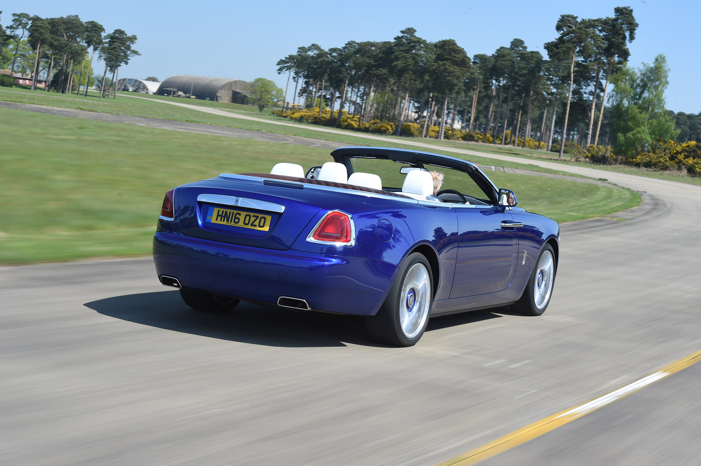 Convertible megatest - Rolls-Royce Dawn - rear tracking