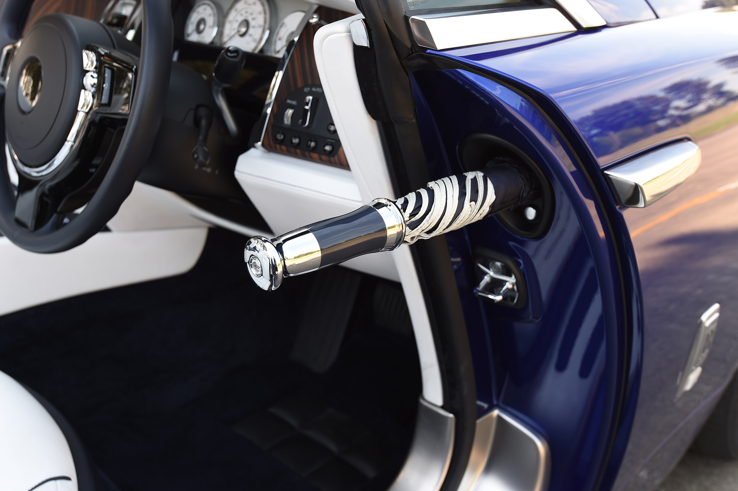 Convertible megatest - Rolls-Royce Dawn - umbrella