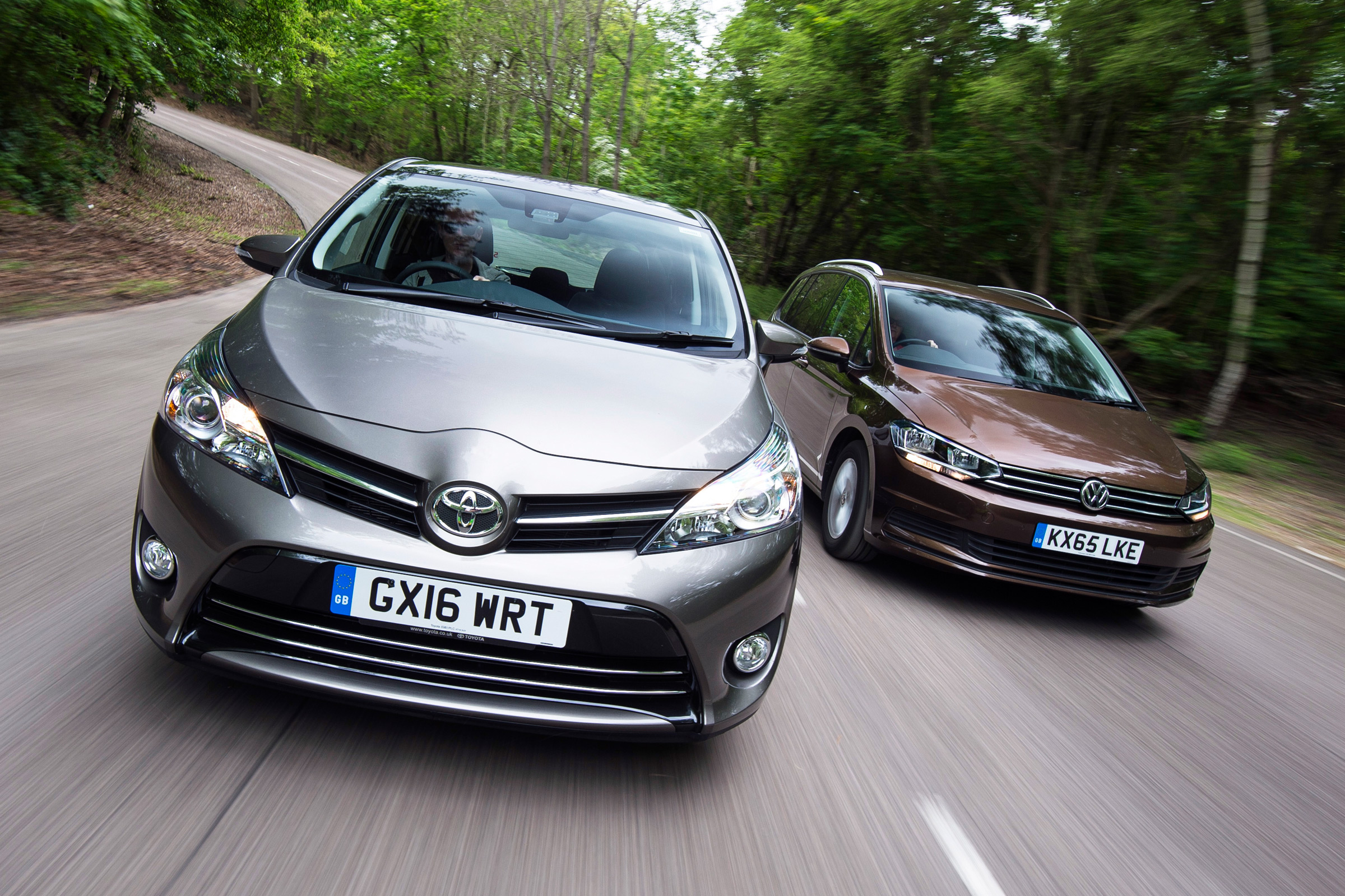 Toyota Verso vs Volkswagen Touran - header