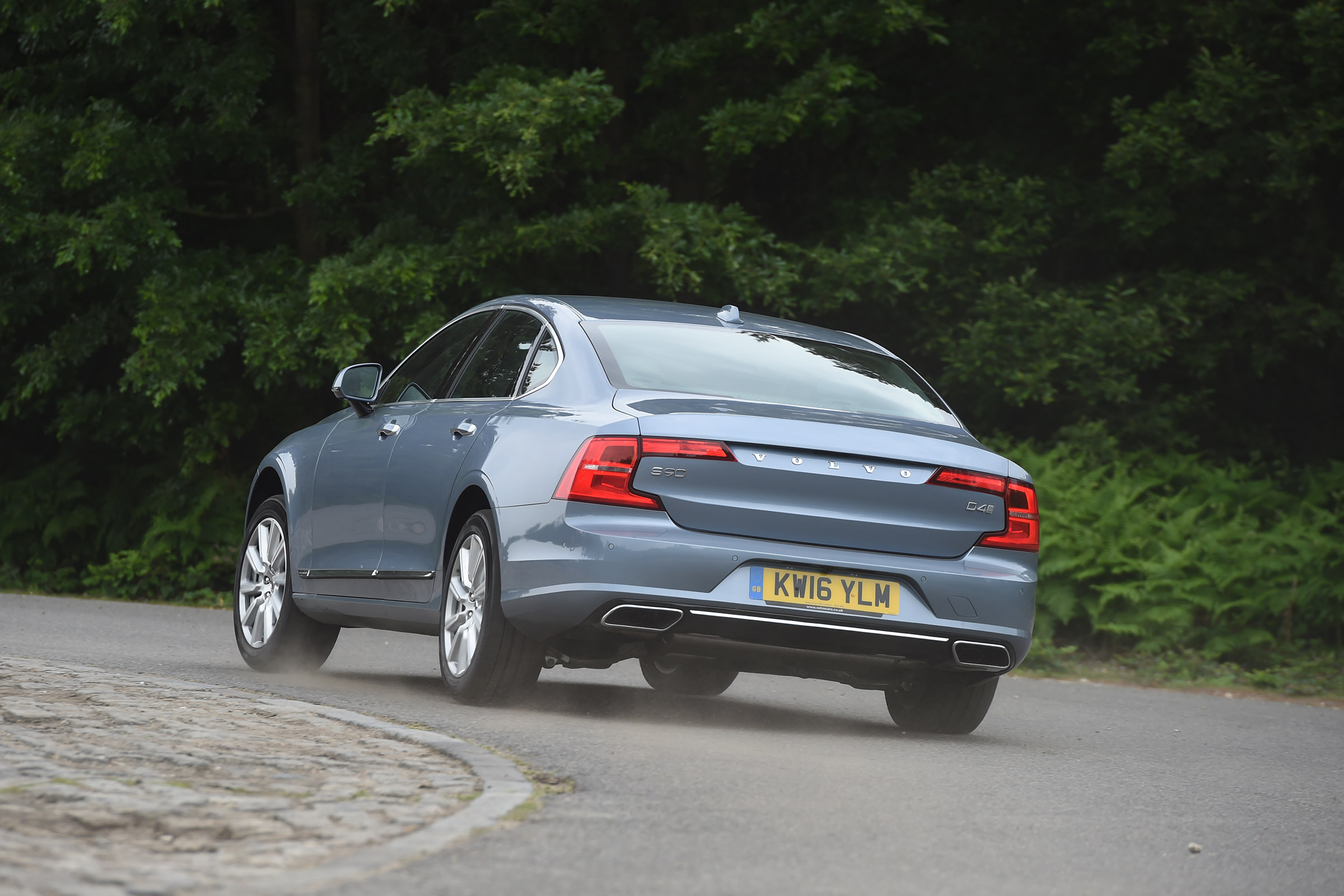 Volvo S90 - UK - rear cornering