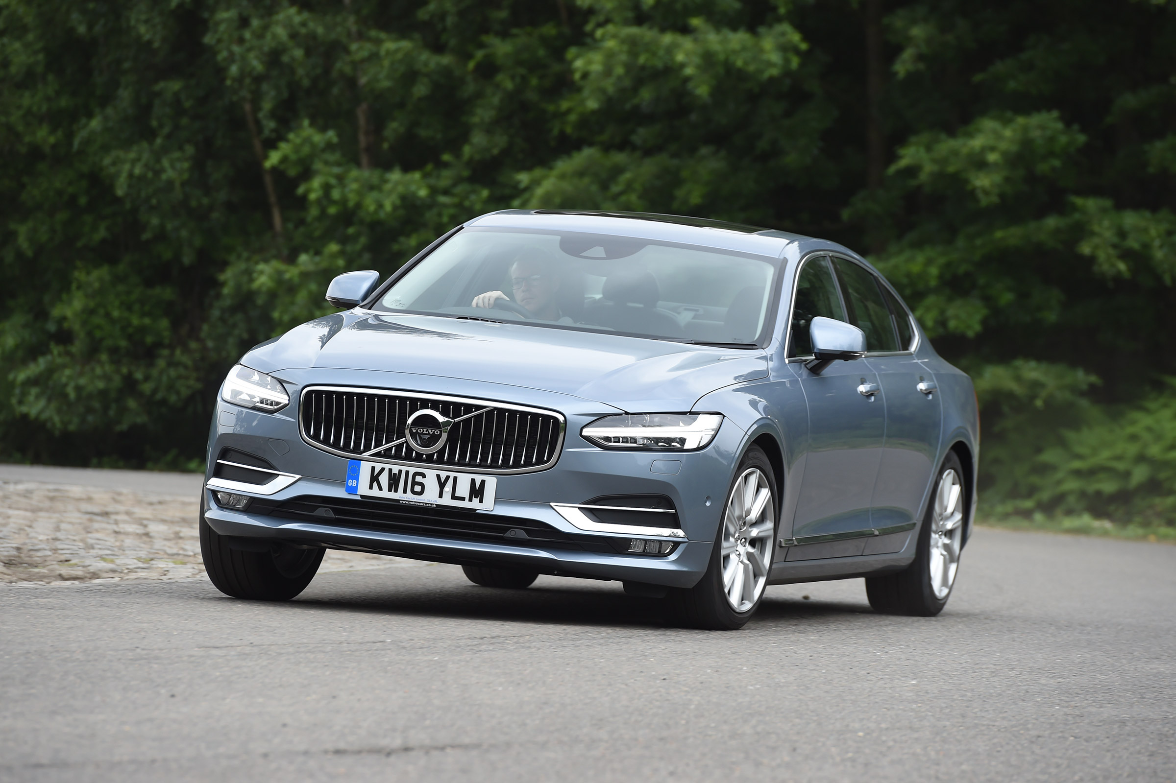 Volvo S90 - UK front cornering
