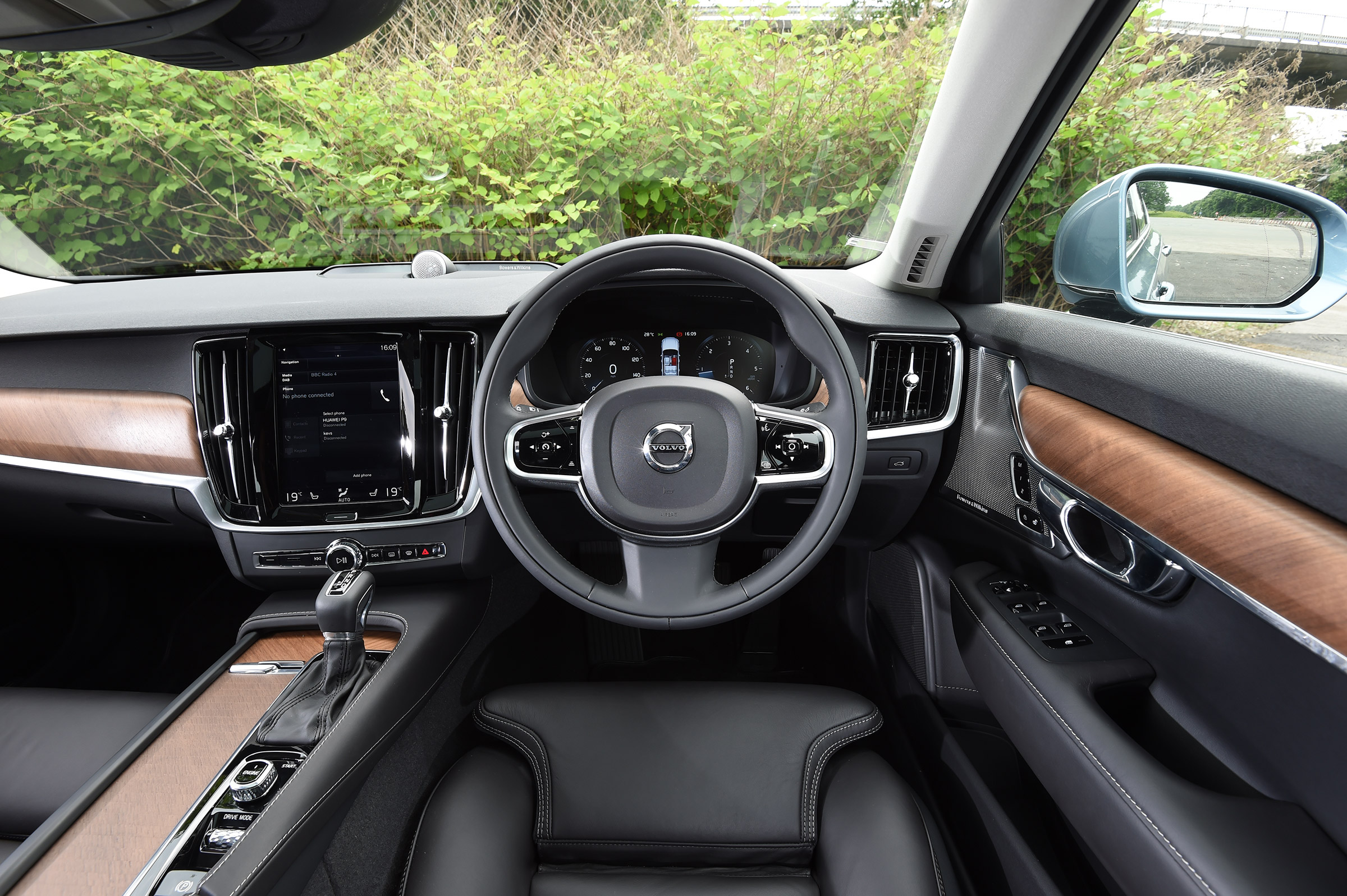Volvo S90 - UK dash