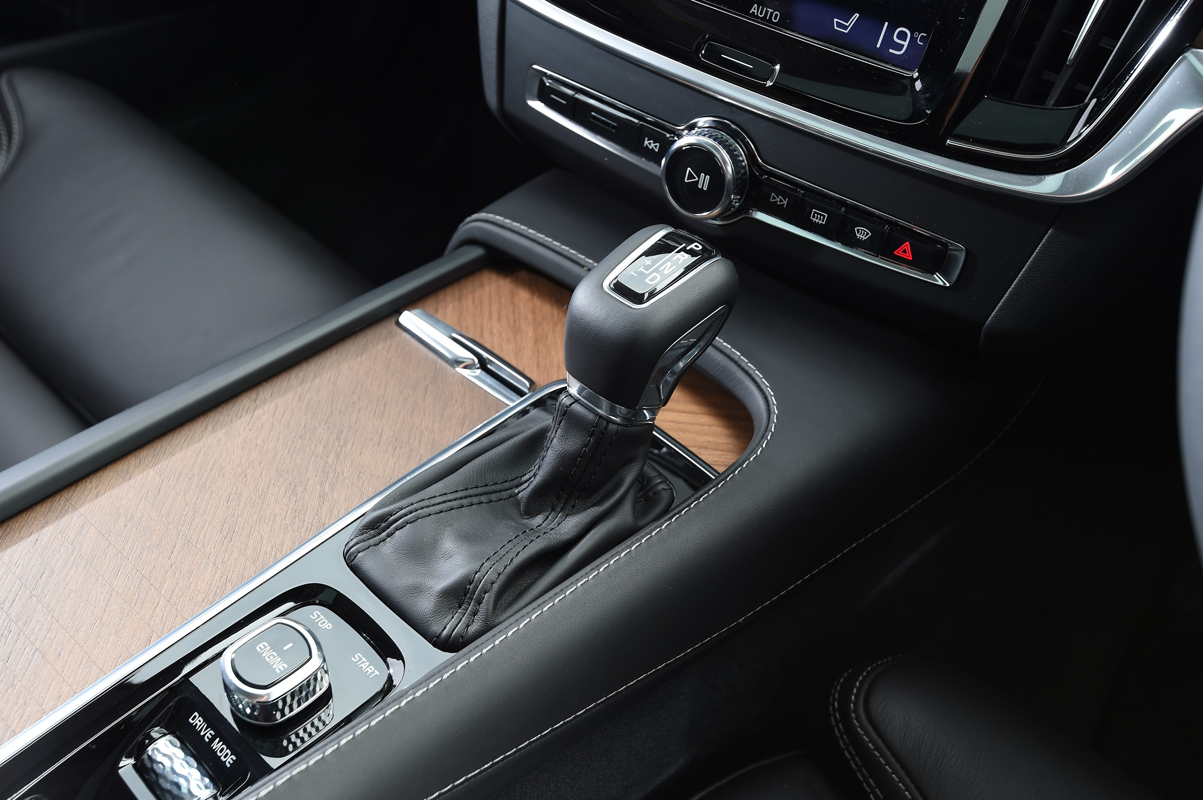 Volvo S90 - UK centre console