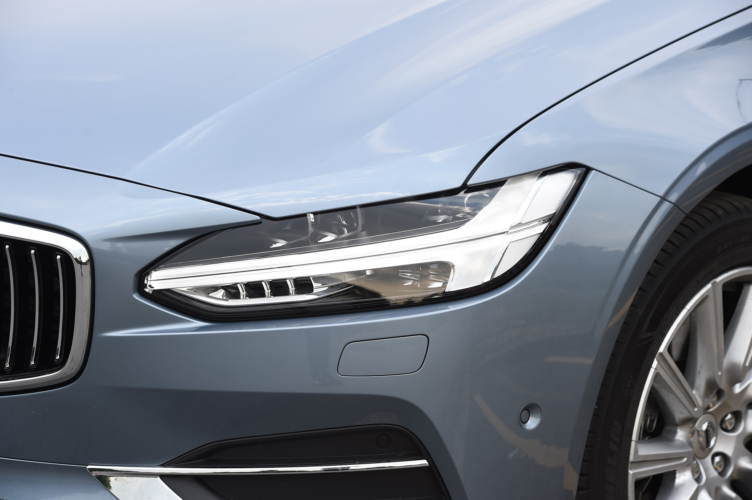 Volvo S90 - UK front light detail