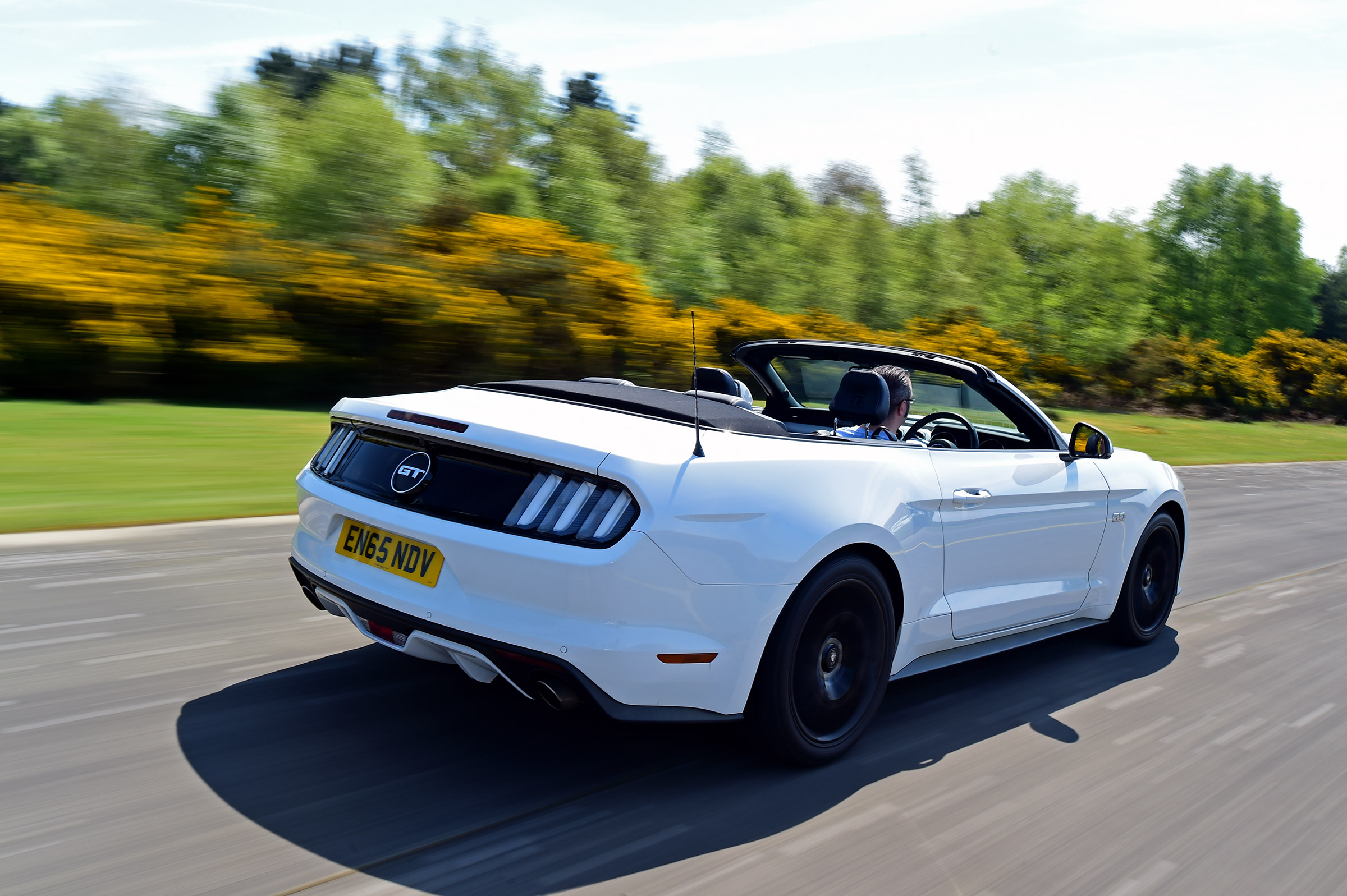 Convertible megatest - Ford Mustang - rear tracking