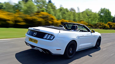 Convertible megatest - Ford Mustang - rear tracking