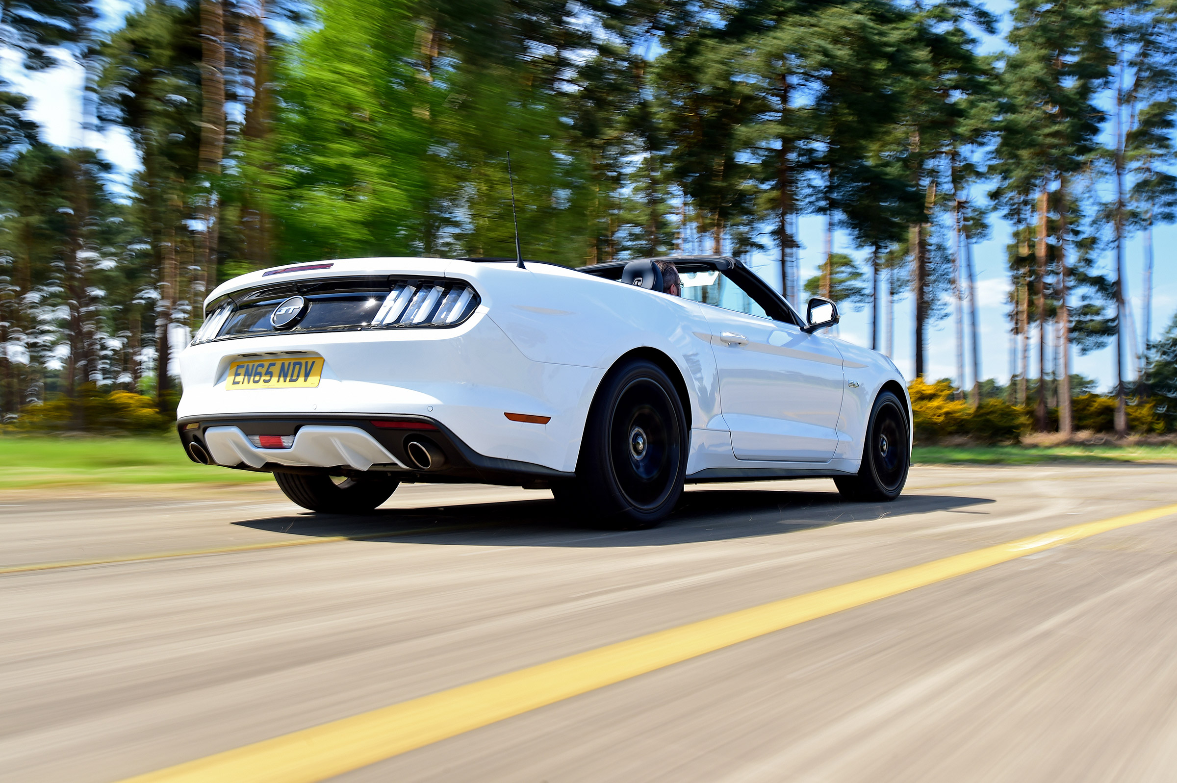 Convertible megatest - Ford Mustang - rear tracking