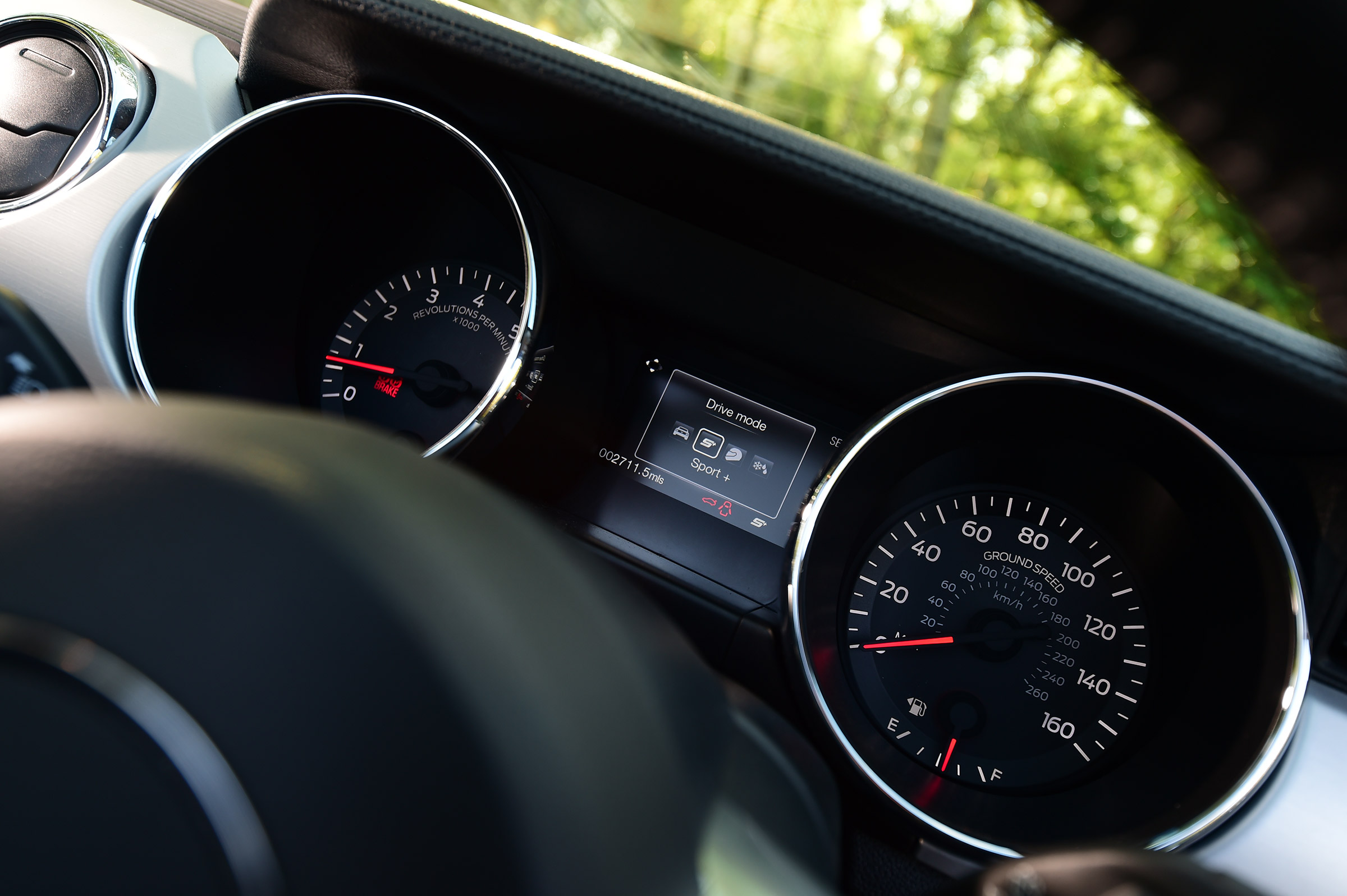 Convertible megatest - Ford Mustang - dials
