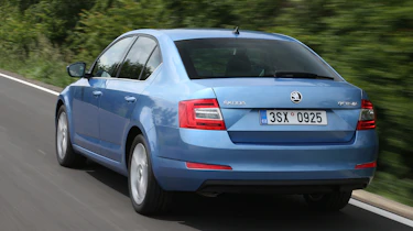 Skoda Octavia 1.0 TSI - rear tracking