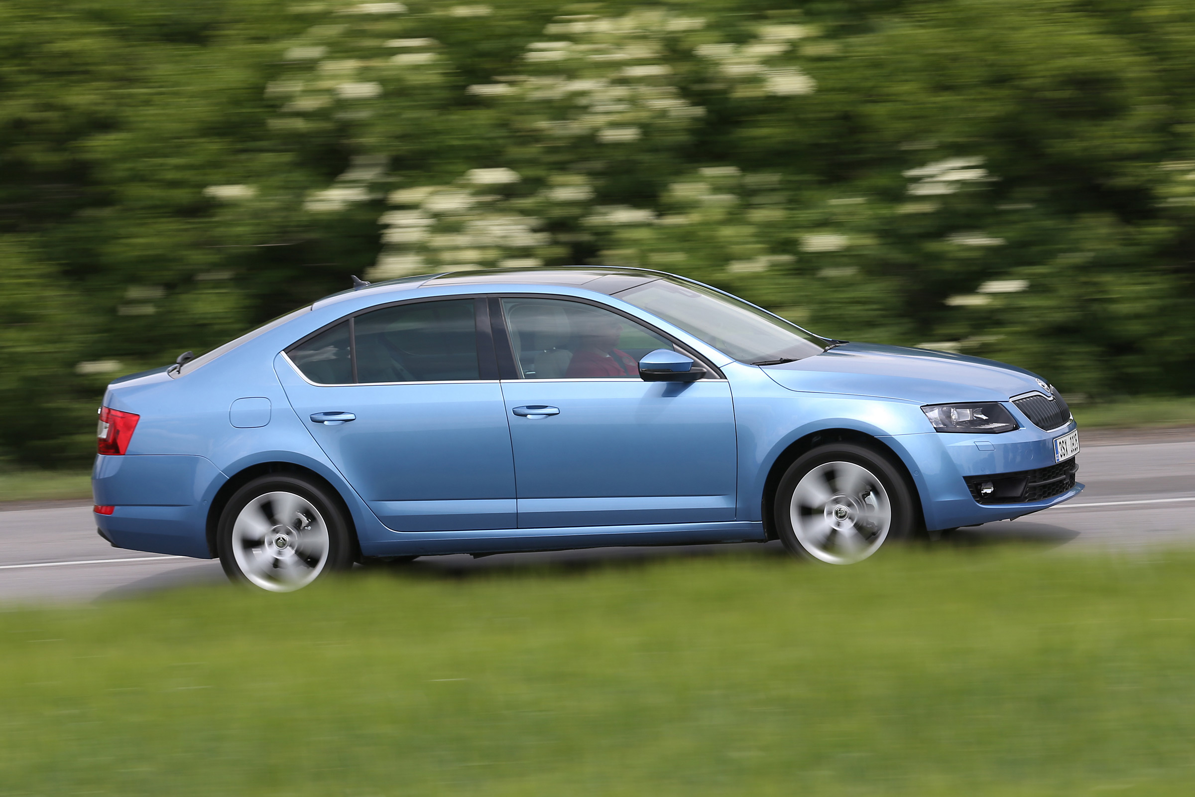 Skoda Octavia 1.0 TSI - side tracking
