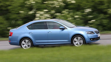 Skoda Octavia 1.0 TSI - side tracking