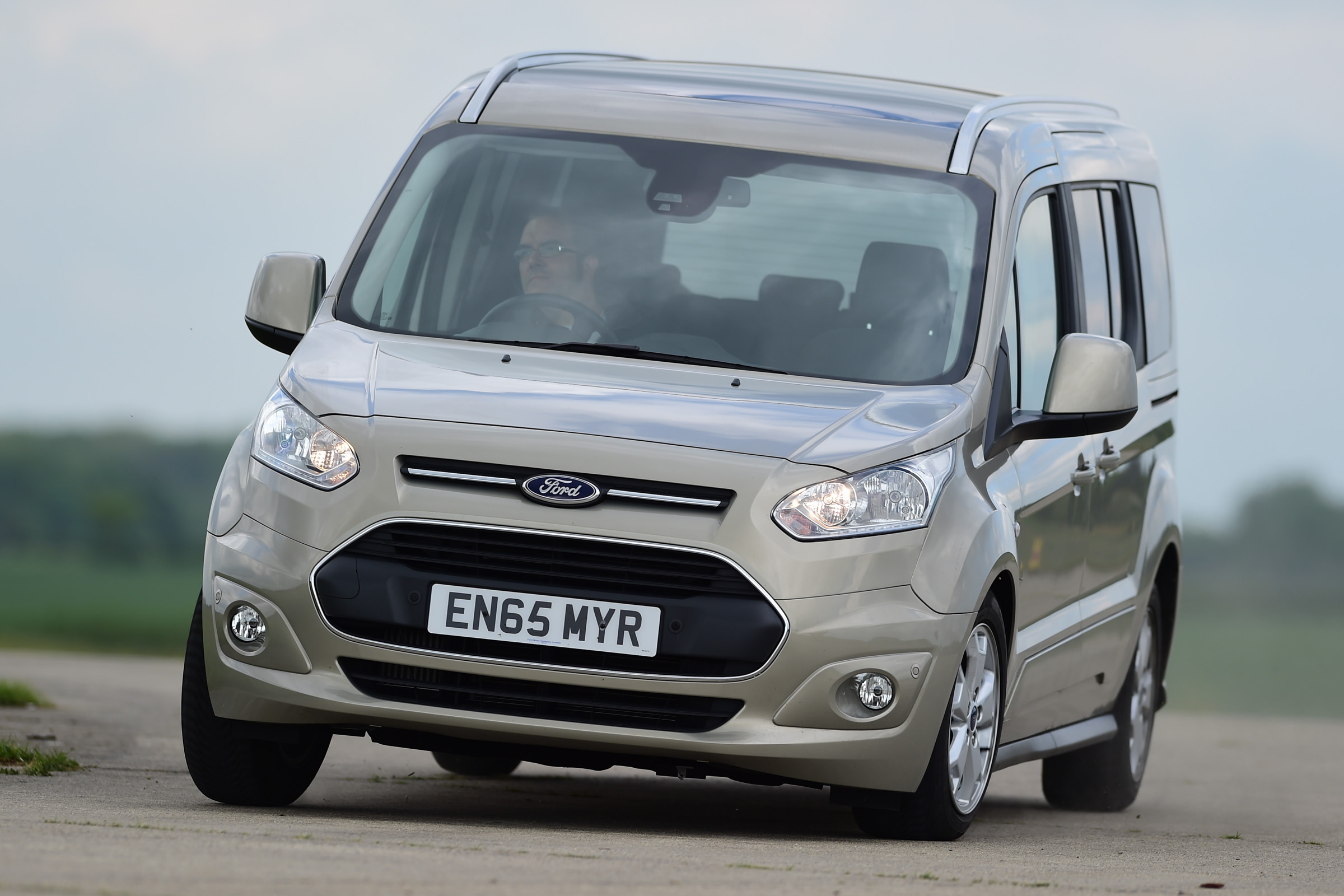 Ford Tourneo Connect 2016 - front cornering