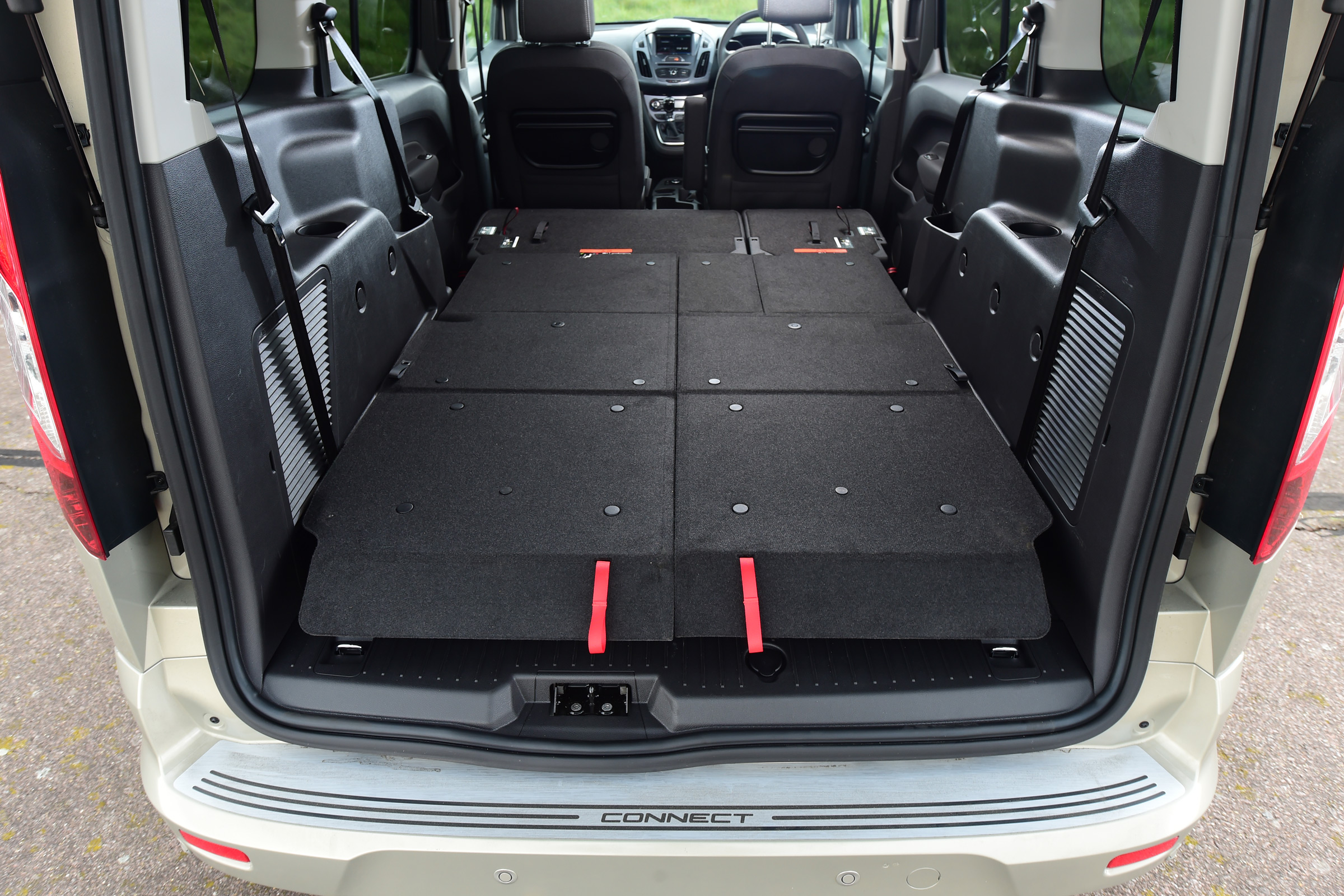 Ford Tourneo Connect 2016 - boot seats flat