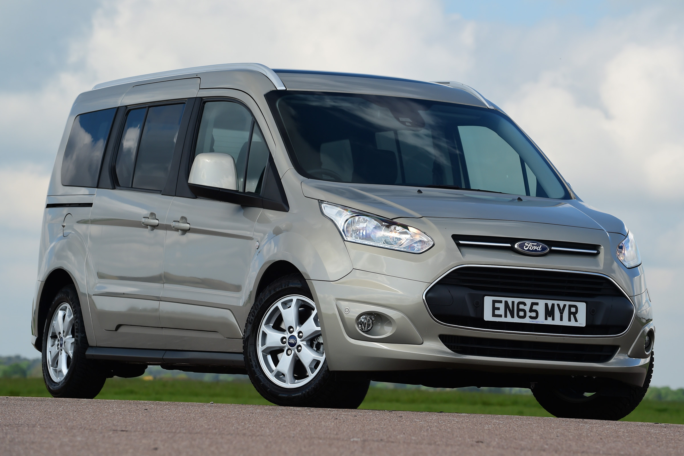 Ford Tourneo Connect 2016 - front quarter