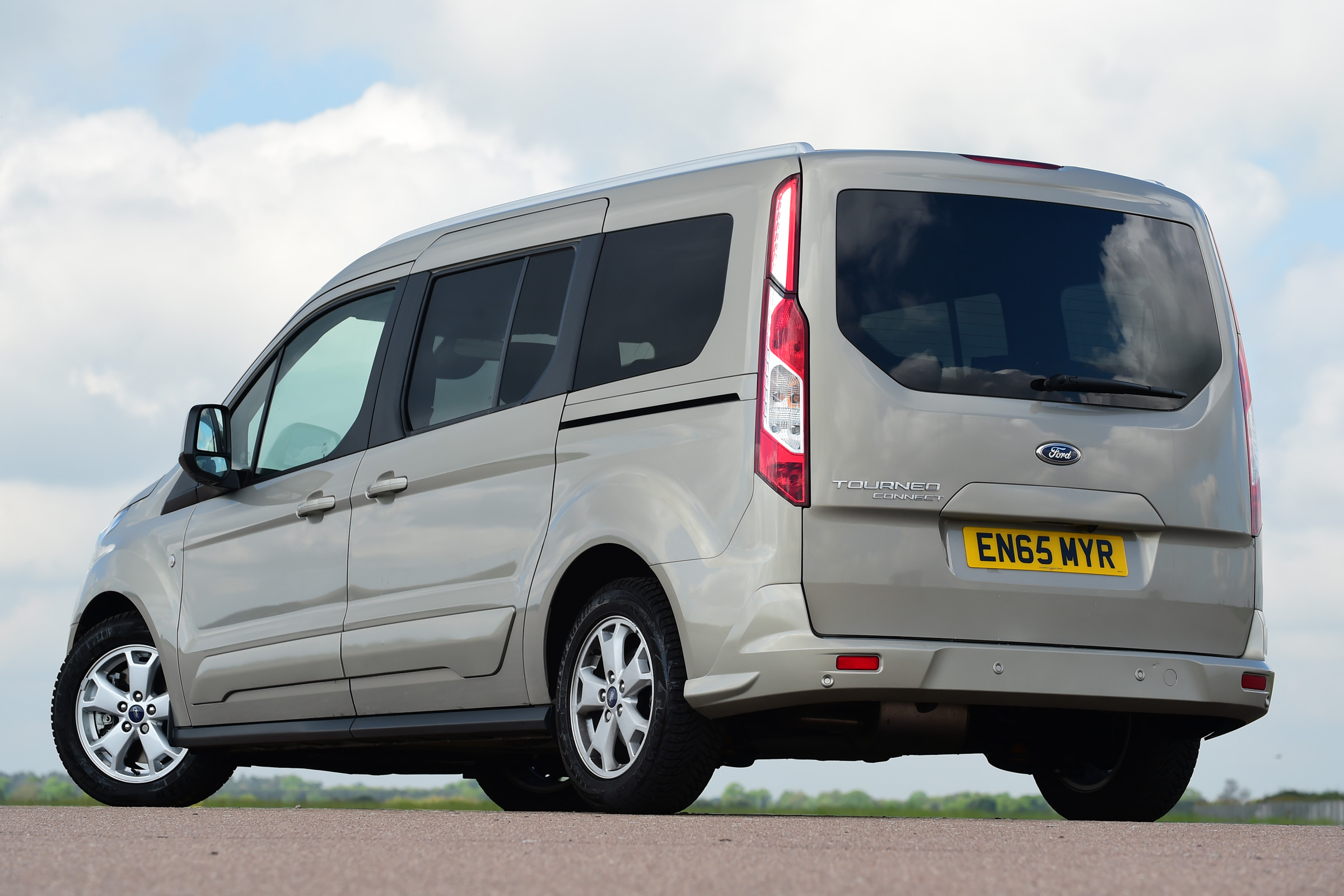 Ford Tourneo Connect 2016 - rear quarter