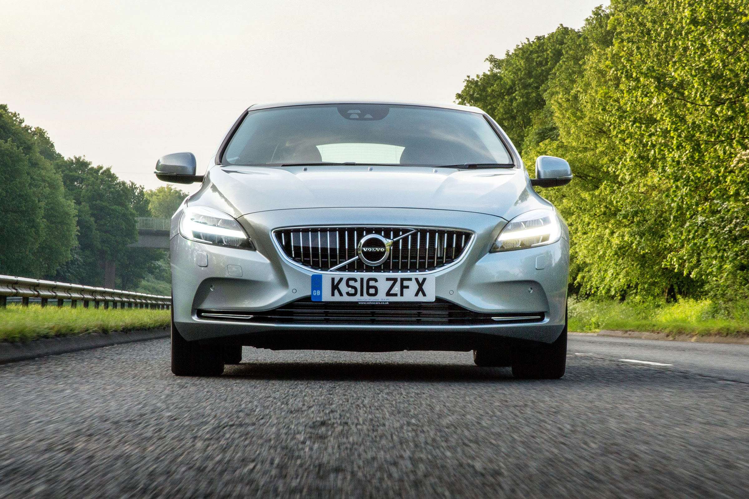 Volvo V40 2016 - front end tracking
