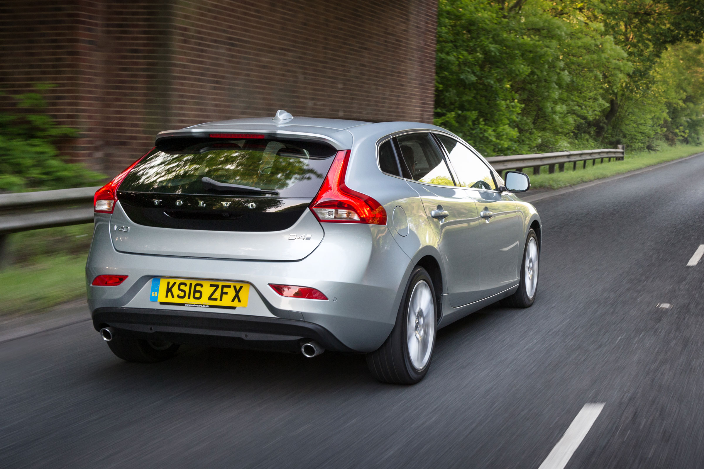 Volvo V40 2016 - rear tracking