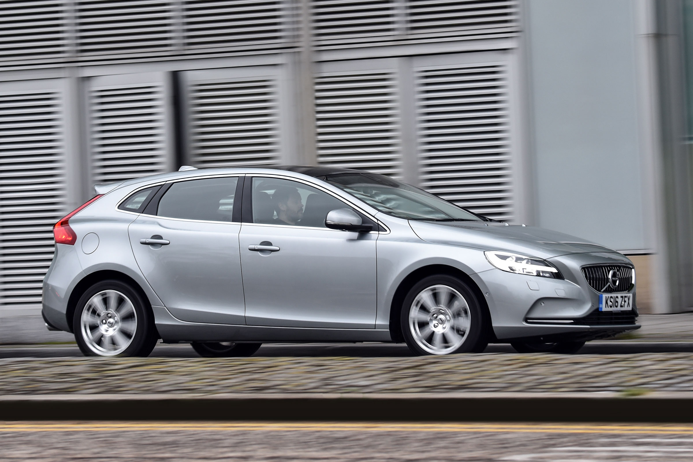 Volvo V40 2016 - side tracking